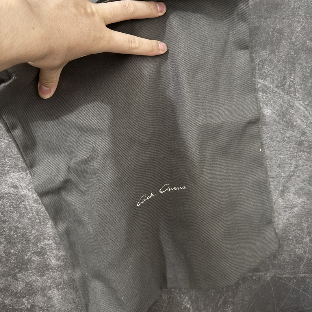 图片[11]-【莞产G版】瑞克·欧文斯Rick Owens Concordians Minimal Sneaker RO 康科迪亚低帮系列高街经典薄底风休闲运动鞋 男女鞋广东原产,配置硬实飞机翻盖礼盒(附赠棉布托购物袋一个!!)#升级原楦原纸版开发版型#采用软质纤维革组合细腻头层小牛皮革鞋面材质#全新数据开发奶香型TPU锯齿纹耐磨橡胶鞋底❗ 尺码：36-46-选品中心