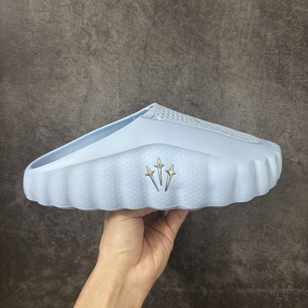 【XP纯原】Nocta x NK Mind 001 克罗心联名 神经科学足底按摩拖鞋HY5028-001 同源ZP原材 匠心打造 🔹原厂MD一体发泡大底：全套原模开版，渐变雾面哑光喷漆，柔软回弹和ZP完全一致。 🔹22颗独立PEBAX泡棉按摩底：黑科技活塞式按摩脚感，踩下去的Q弹感和ZP无差。 🔹正确组合大底：鞋头前后跟橡胶贴片，耐磨防滑，细节还原到每一处。 🔹高还原细节：TPU电镀银Swoosh、针织透气鞋舌、高弹原鞋垫，清洁度拉满。 尺码：40 40.5 41 42 42.5 43 44 44.5 45 46 47.5 48.5 49.5 50.5 ⚠️尺码提示：偏小一码，建议拍大一码，脚感更舒适。-选品中心