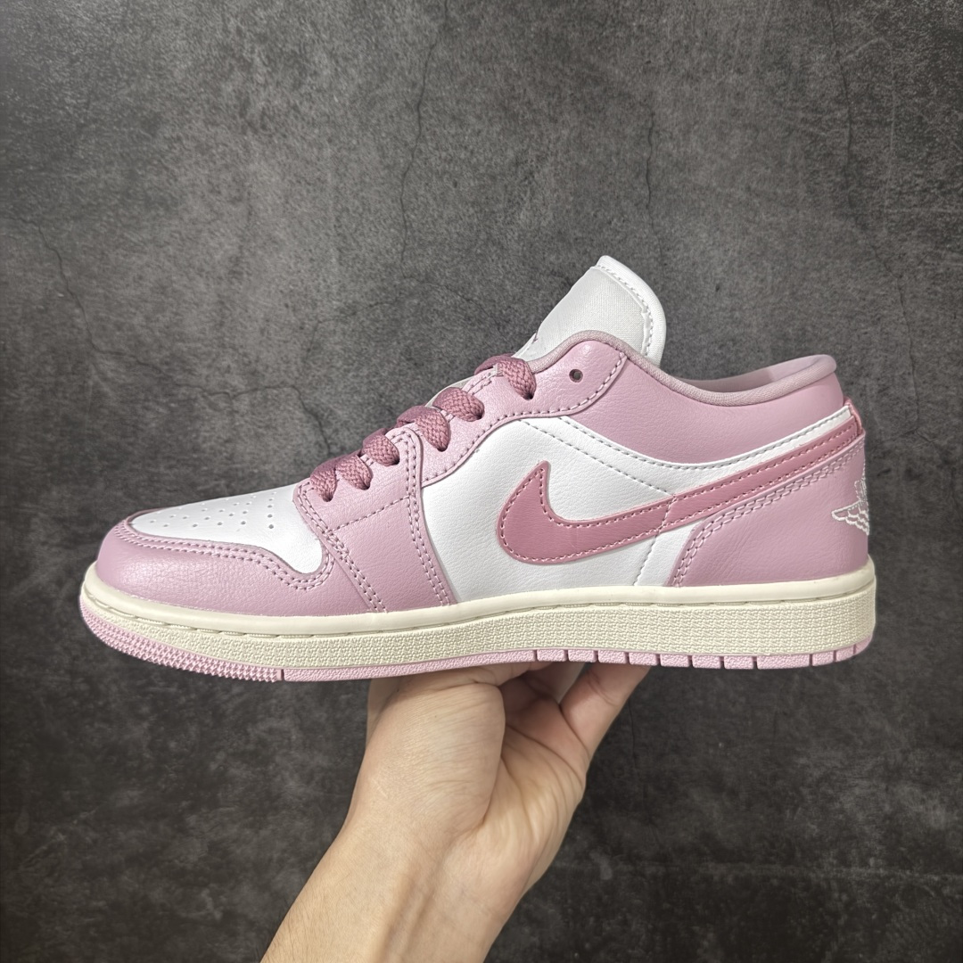 图片[2]-【DT纯原】Air Jordan Low AJ1 乔1粉帆白色 低帮文化休闲运动板鞋 DC0774-607  市面中低帮最具代表性版本没有之一 口碑大厂出品 品控大底版型不断改良更新 全套原纸板楦头开发 确保原汁原味 完美呈现版型 完美零毛边处理 原厂内置全掌气垫 价格定位良心 平台专用代工流水线出品 一眼公司既视感 拿到手的一瞬间就与众不同 碾压市面所有版本 全部原鞋开发 每一个配色都会采购原鞋确认细节 打破市面看图做货无好货之说 尺码：35.5-46-选品中心