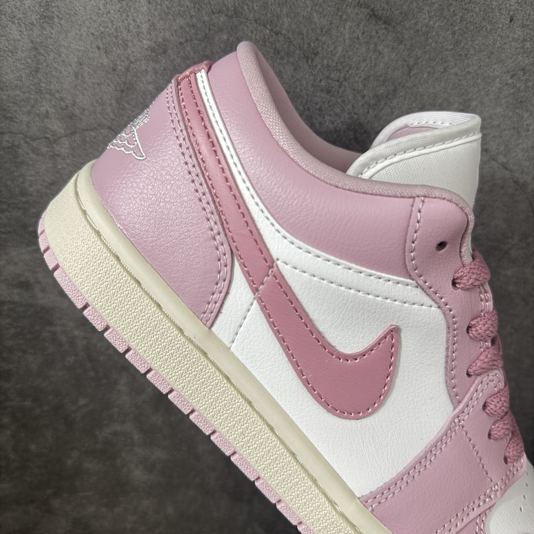 图片[7]-【DT纯原】Air Jordan Low AJ1 乔1粉帆白色 低帮文化休闲运动板鞋 DC0774-607  市面中低帮最具代表性版本没有之一 口碑大厂出品 品控大底版型不断改良更新 全套原纸板楦头开发 确保原汁原味 完美呈现版型 完美零毛边处理 原厂内置全掌气垫 价格定位良心 平台专用代工流水线出品 一眼公司既视感 拿到手的一瞬间就与众不同 碾压市面所有版本 全部原鞋开发 每一个配色都会采购原鞋确认细节 打破市面看图做货无好货之说 尺码：35.5-46-选品中心