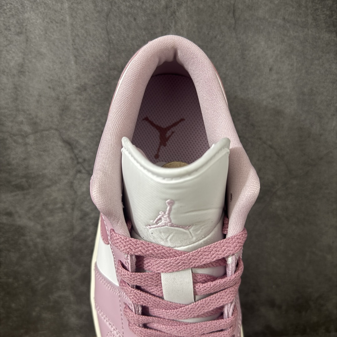 图片[8]-【DT纯原】Air Jordan Low AJ1 乔1粉帆白色 低帮文化休闲运动板鞋 DC0774-607  市面中低帮最具代表性版本没有之一 口碑大厂出品 品控大底版型不断改良更新 全套原纸板楦头开发 确保原汁原味 完美呈现版型 完美零毛边处理 原厂内置全掌气垫 价格定位良心 平台专用代工流水线出品 一眼公司既视感 拿到手的一瞬间就与众不同 碾压市面所有版本 全部原鞋开发 每一个配色都会采购原鞋确认细节 打破市面看图做货无好货之说 尺码：35.5-46-选品中心