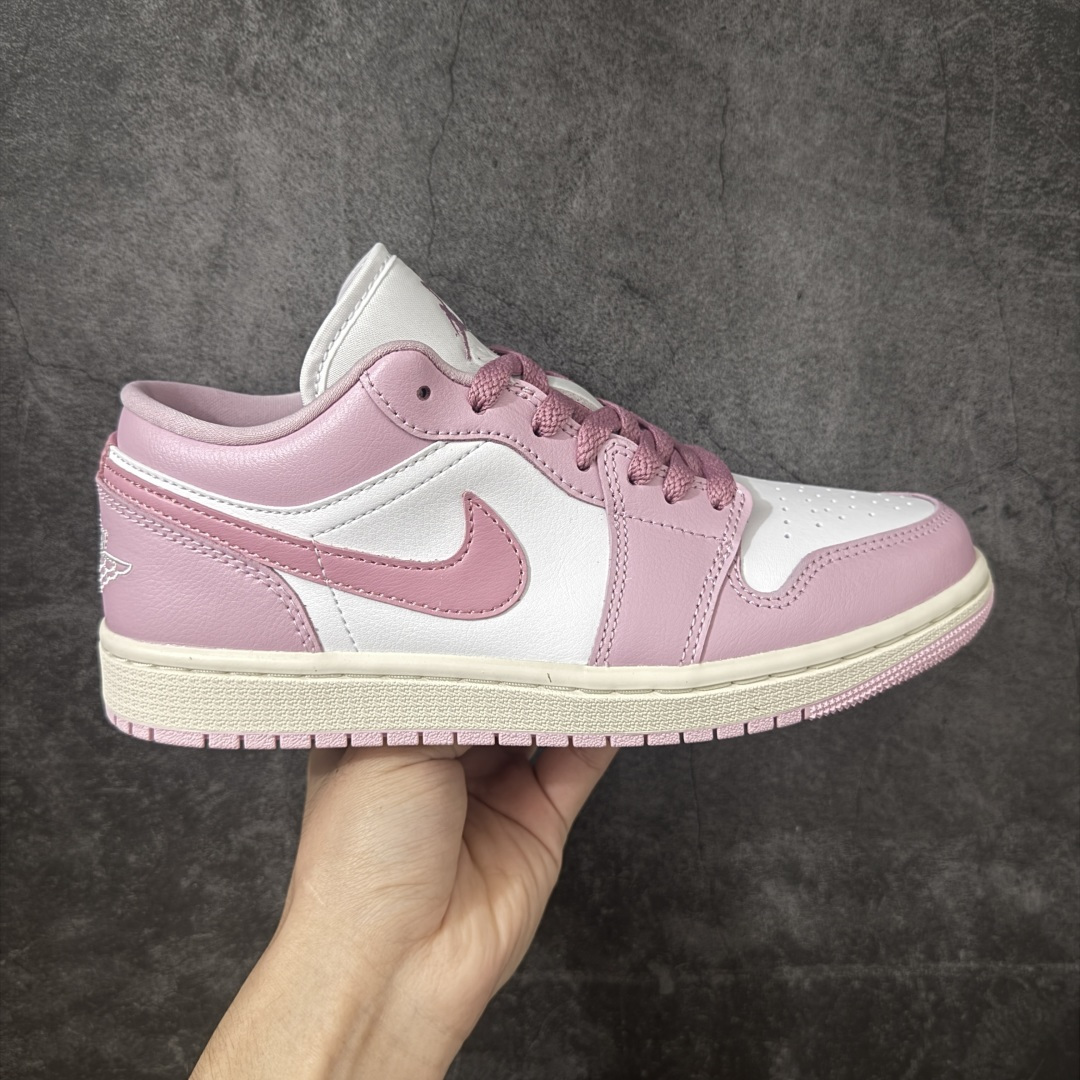 【DT纯原】Air Jordan Low AJ1 乔1粉帆白色 低帮文化休闲运动板鞋 DC0774-607  市面中低帮最具代表性版本没有之一 口碑大厂出品 品控大底版型不断改良更新 全套原纸板楦头开发 确保原汁原味 完美呈现版型 完美零毛边处理 原厂内置全掌气垫 价格定位良心 平台专用代工流水线出品 一眼公司既视感 拿到手的一瞬间就与众不同 碾压市面所有版本 全部原鞋开发 每一个配色都会采购原鞋确认细节 打破市面看图做货无好货之说 尺码：35.5-46-选品中心