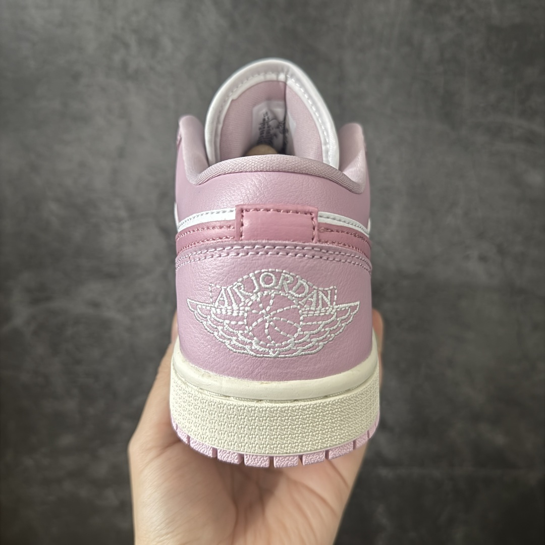图片[4]-【DT纯原】Air Jordan Low AJ1 乔1粉帆白色 低帮文化休闲运动板鞋 DC0774-607  市面中低帮最具代表性版本没有之一 口碑大厂出品 品控大底版型不断改良更新 全套原纸板楦头开发 确保原汁原味 完美呈现版型 完美零毛边处理 原厂内置全掌气垫 价格定位良心 平台专用代工流水线出品 一眼公司既视感 拿到手的一瞬间就与众不同 碾压市面所有版本 全部原鞋开发 每一个配色都会采购原鞋确认细节 打破市面看图做货无好货之说 尺码：35.5-46-选品中心