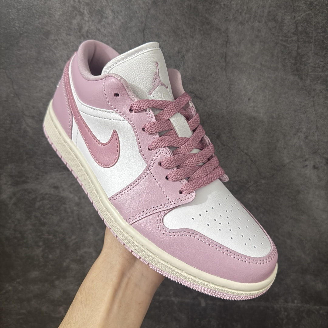 图片[3]-【DT纯原】Air Jordan Low AJ1 乔1粉帆白色 低帮文化休闲运动板鞋 DC0774-607  市面中低帮最具代表性版本没有之一 口碑大厂出品 品控大底版型不断改良更新 全套原纸板楦头开发 确保原汁原味 完美呈现版型 完美零毛边处理 原厂内置全掌气垫 价格定位良心 平台专用代工流水线出品 一眼公司既视感 拿到手的一瞬间就与众不同 碾压市面所有版本 全部原鞋开发 每一个配色都会采购原鞋确认细节 打破市面看图做货无好货之说 尺码：35.5-46-选品中心