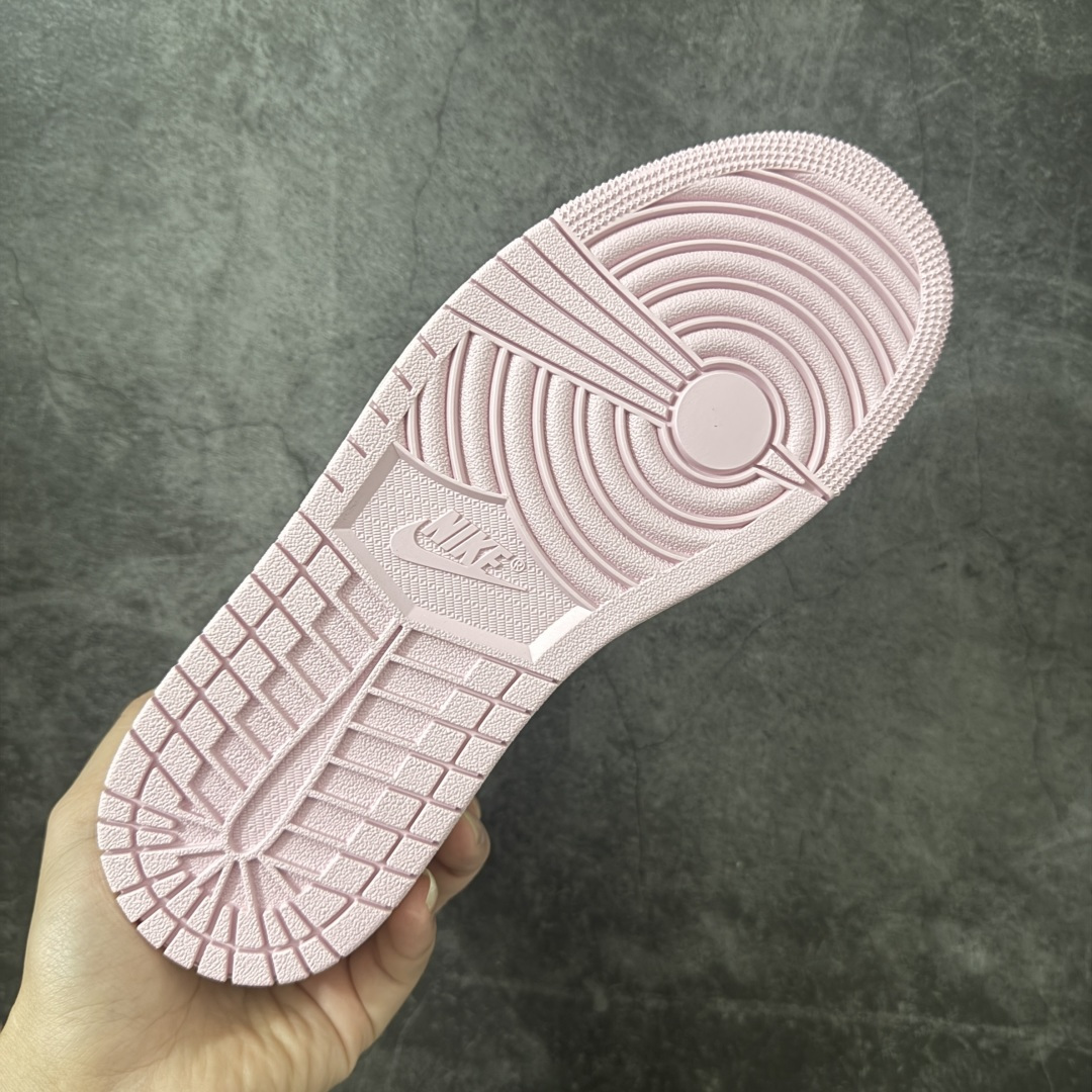 图片[9]-【DT纯原】Air Jordan Low AJ1 乔1粉帆白色 低帮文化休闲运动板鞋 DC0774-607  市面中低帮最具代表性版本没有之一 口碑大厂出品 品控大底版型不断改良更新 全套原纸板楦头开发 确保原汁原味 完美呈现版型 完美零毛边处理 原厂内置全掌气垫 价格定位良心 平台专用代工流水线出品 一眼公司既视感 拿到手的一瞬间就与众不同 碾压市面所有版本 全部原鞋开发 每一个配色都会采购原鞋确认细节 打破市面看图做货无好货之说 尺码：35.5-46-选品中心