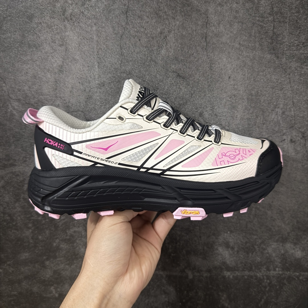 【公司级】Hoka Mafate Speed 2 马法特二代超轻厚底轻量山地跑步鞋   轻量化材料Fresh Foam。超轻量中底全部用料过3C认证！ 滚动平衡科技减少33%能量消耗 ！第二代Mafate更是延续精髓设计，并调整了整体的鞋型，修身的鞋型，更加灵巧的感觉一下子来了。外底韧弹感十足的EVA泡绵，结合Vibram橡胶大底，性能稳定输出，无论是平时穿着还是在潮湿的梅雨季节跑步，都是非常优秀的搭配。  尺码：36 36.5 37 38 38.5 39 40 40.5 41 42 42.5 43 44 45-选品中心