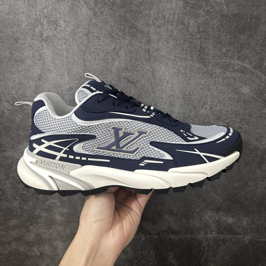 【广东纯原版】LV Tatic系列 休闲 跑步鞋 Lv Tatic Runner 向1990年代的汲取灵感，再掀运动美学新风潮。网眼和科技材质共筑精致鞋面，字母焕现鲜明色彩与动感气息。轻盈回弹的外底带来全天候的舒适穿着体验，更有Vuitton 标识点缀其上配送精美包装 •面料：原版进口绒面皮革+透气网眼 • 内里：原版定制透气网里 • 鞋底：原版开模双色TPU组合底 • 底厚：5CM 尺码：38-46-选品中心