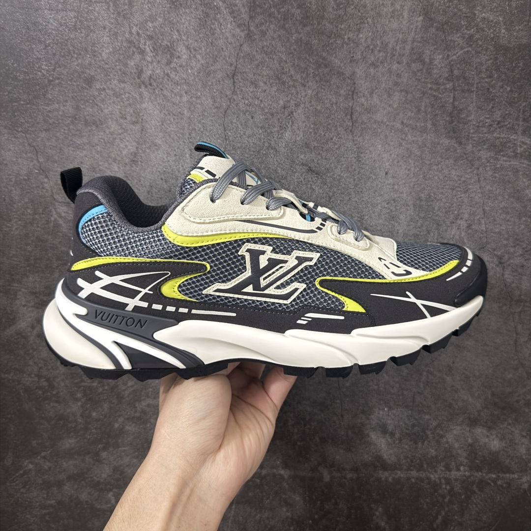 【广东纯原版】LV Tatic系列 休闲 跑步鞋 Lv Tatic Runner 向1990年代的汲取灵感，再掀运动美学新风潮。网眼和科技材质共筑精致鞋面，字母焕现鲜明色彩与动感气息。轻盈回弹的外底带来全天候的舒适穿着体验，更有Vuitton 标识点缀其上配送精美包装 •面料：原版进口绒面皮革+透气网眼 • 内里：原版定制透气网里 • 鞋底：原版开模双色TPU组合底 • 底厚：5CM 尺码：38-46-选品中心