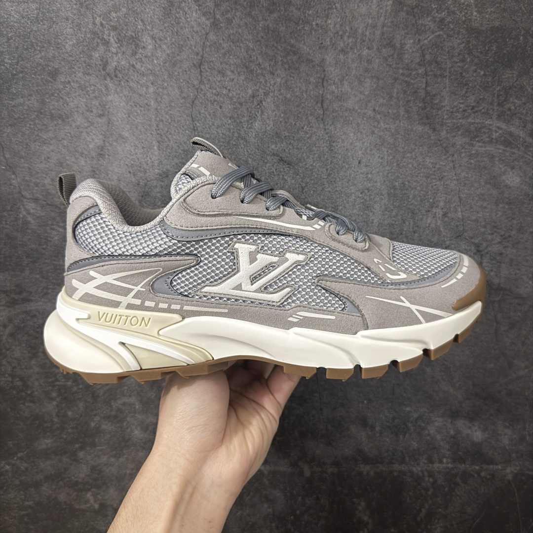 【广东纯原版】LV Tatic系列 休闲 跑步鞋 Lv Tatic Runner 向1990年代的汲取灵感，再掀运动美学新风潮。网眼和科技材质共筑精致鞋面，字母焕现鲜明色彩与动感气息。轻盈回弹的外底带来全天候的舒适穿着体验，更有Vuitton 标识点缀其上配送精美包装 •面料：原版进口绒面皮革+透气网眼 • 内里：原版定制透气网里 • 鞋底：原版开模双色TPU组合底 • 底厚：5CM 尺码：38-46-选品中心