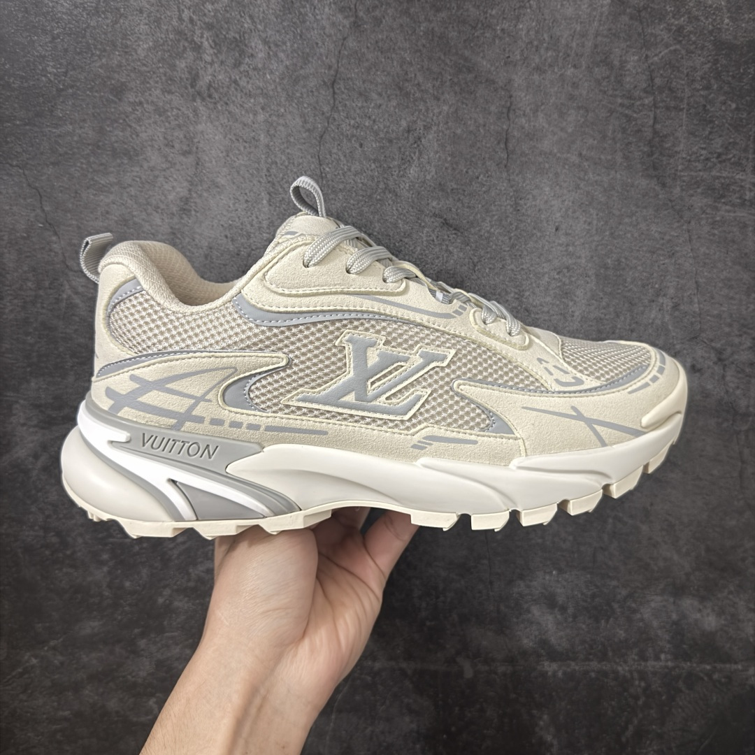 【广东纯原版】LV Tatic系列 休闲 跑步鞋 Lv Tatic Runner 向1990年代的汲取灵感，再掀运动美学新风潮。网眼和科技材质共筑精致鞋面，字母焕现鲜明色彩与动感气息。轻盈回弹的外底带来全天候的舒适穿着体验，更有Vuitton 标识点缀其上配送精美包装 •面料：原版进口绒面皮革+透气网眼 • 内里：原版定制透气网里 • 鞋底：原版开模双色TPU组合底 • 底厚：5CM 尺码：38-46-选品中心