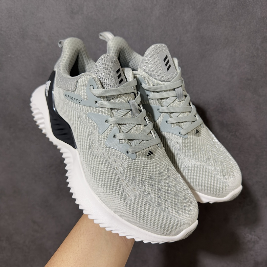图片[3]-【公司级】adidas AlphaBounce Beyond 舒适 低帮 休闲跑步鞋 男女同款 Bounce中底，回弹buff拉满，Bounce中底带来持续能量反馈，落地软弹不卸力，每一步都像踩在云朵上，跑跳、久走都不累脚。 一体织透气网布，兼顾包裹性与透气性，告别闷汗黏脚，脚感轻盈到几乎“无负担”。 波浪纹橡胶大底，抓地力拉满，耐磨防滑，无论是柏油路还是湿滑地面，都能稳步前行。 尺码：36 36.5 37 38 38.5 39 40 40.5 41 42 42.5 43 44 44.5 45-选品中心