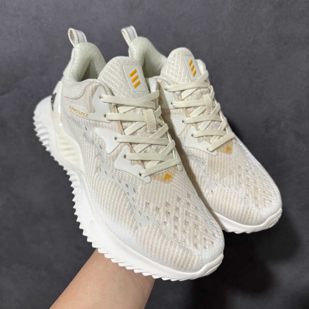 图片[2]-【公司级】adidas AlphaBounce Beyond 舒适 低帮 休闲跑步鞋 男女同款 Bounce中底，回弹buff拉满，Bounce中底带来持续能量反馈，落地软弹不卸力，每一步都像踩在云朵上，跑跳、久走都不累脚。 一体织透气网布，兼顾包裹性与透气性，告别闷汗黏脚，脚感轻盈到几乎“无负担”。 波浪纹橡胶大底，抓地力拉满，耐磨防滑，无论是柏油路还是湿滑地面，都能稳步前行。 尺码：36 36.5 37 38 38.5 39 40 40.5 41 42 42.5 43 44 44.5 45-选品中心