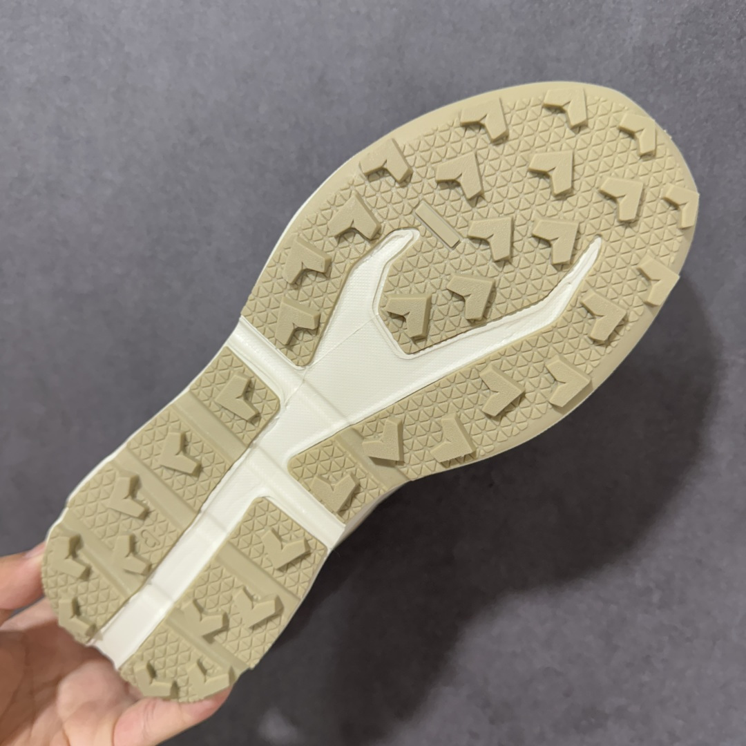 图片[9]-【公司级】昂跑On Cloud新品男女同款缓震徒步鞋厚底增高运动老爹鞋 云模块高弹eva十橡胶组合，缓震回弹双效合一，抓地力及耐磨性兼备原装进口织物鞋面，厚实兼备透气性，同步原版高频压印及压胶处理，3m反光加持缓震性能提升：采用了先进的缓震技术，能够有效减少跑步时对关节的冲击，保护运动者的健康。其独特的缓震系统设计能够提供稳定的支撑，确保跑者在跑道上尽情释潜能。 这款运动鞋注重透气性和舒适性，采用轻盈透气的材料，确保双脚在奔跑中感受自由和快感。紧密贴合脚型的设计，提供稳定的支撑，让跑者在奔跑中更加自如。 尺码：36-45无半码-选品中心