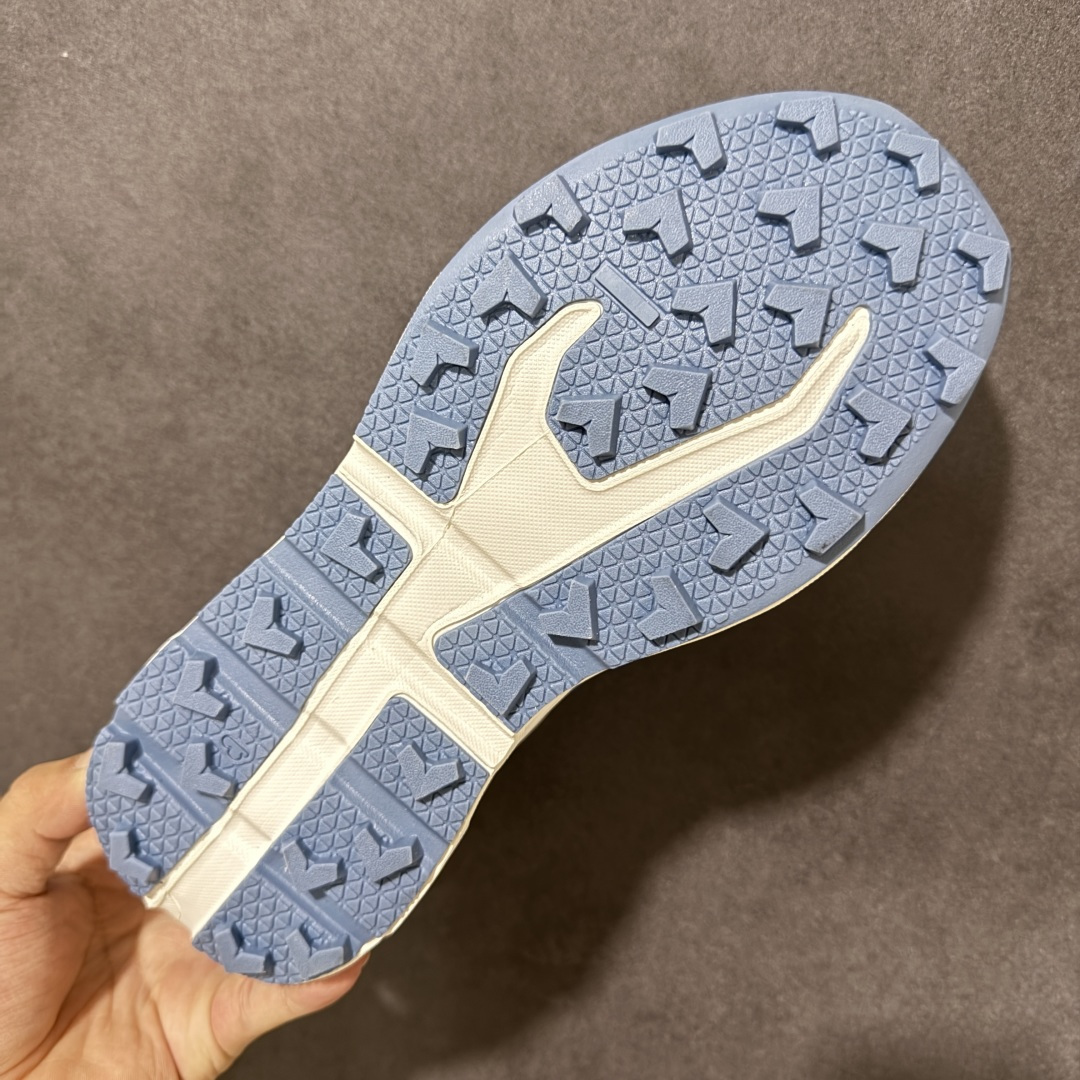 图片[9]-【公司级】昂跑On Cloud新品男女同款缓震徒步鞋厚底增高运动老爹鞋 云模块高弹eva十橡胶组合，缓震回弹双效合一，抓地力及耐磨性兼备原装进口织物鞋面，厚实兼备透气性，同步原版高频压印及压胶处理，3m反光加持缓震性能提升：采用了先进的缓震技术，能够有效减少跑步时对关节的冲击，保护运动者的健康。其独特的缓震系统设计能够提供稳定的支撑，确保跑者在跑道上尽情释潜能。 这款运动鞋注重透气性和舒适性，采用轻盈透气的材料，确保双脚在奔跑中感受自由和快感。紧密贴合脚型的设计，提供稳定的支撑，让跑者在奔跑中更加自如。 尺码：36-45无半码-选品中心