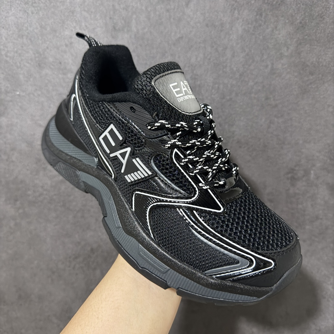 图片[3]-【公司级】Emporio Armani EA7 舒适百搭系带低帮休闲跑步鞋 承袭阿玛尼经典设计基因，以简约利落低帮廓形，融合运动机能与轻奢质感。精选透气网布、柔韧皮革拼接鞋面，兼顾轻盈透气与支撑耐用；系带贴合设计，自由调节松紧，久穿不累脚。鞋身点缀标志性撞色徽标与鹰形logo，低调彰显品牌辨识度，不张扬却自带气场。柔韧防滑大底，减震回弹，城市漫步、日常通勤、轻运动皆适配。百搭造型，牛仔裤、卫裤、休闲西装轻松驾驭，把高级感穿进每一步日常。 货号：X8X249 尺码：36-45没半码-选品中心