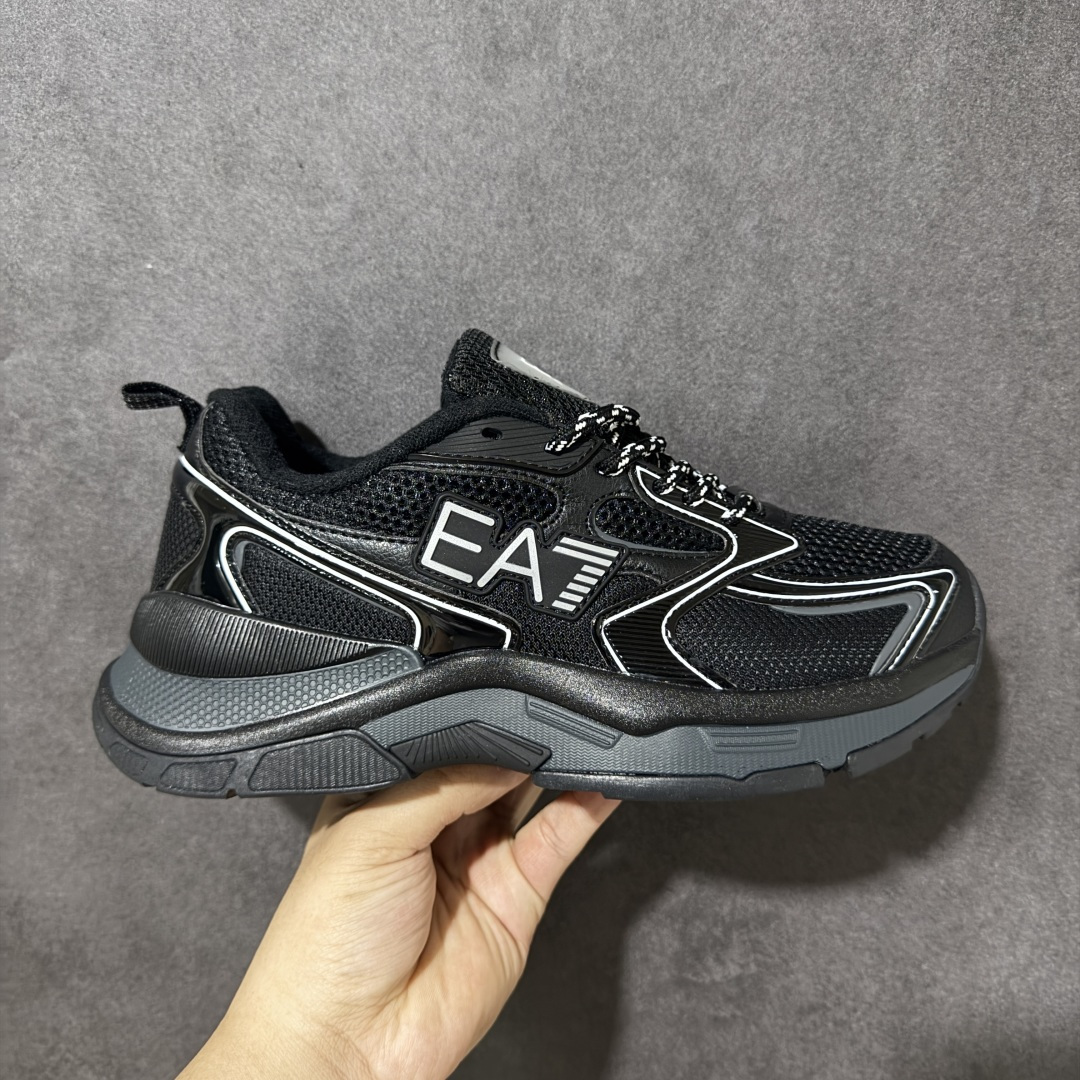 【公司级】Emporio Armani EA7 舒适百搭系带低帮休闲跑步鞋 承袭阿玛尼经典设计基因，以简约利落低帮廓形，融合运动机能与轻奢质感。精选透气网布、柔韧皮革拼接鞋面，兼顾轻盈透气与支撑耐用；系带贴合设计，自由调节松紧，久穿不累脚。鞋身点缀标志性撞色徽标与鹰形logo，低调彰显品牌辨识度，不张扬却自带气场。柔韧防滑大底，减震回弹，城市漫步、日常通勤、轻运动皆适配。百搭造型，牛仔裤、卫裤、休闲西装轻松驾驭，把高级感穿进每一步日常。 货号：X8X249 尺码：36-45没半码-选品中心