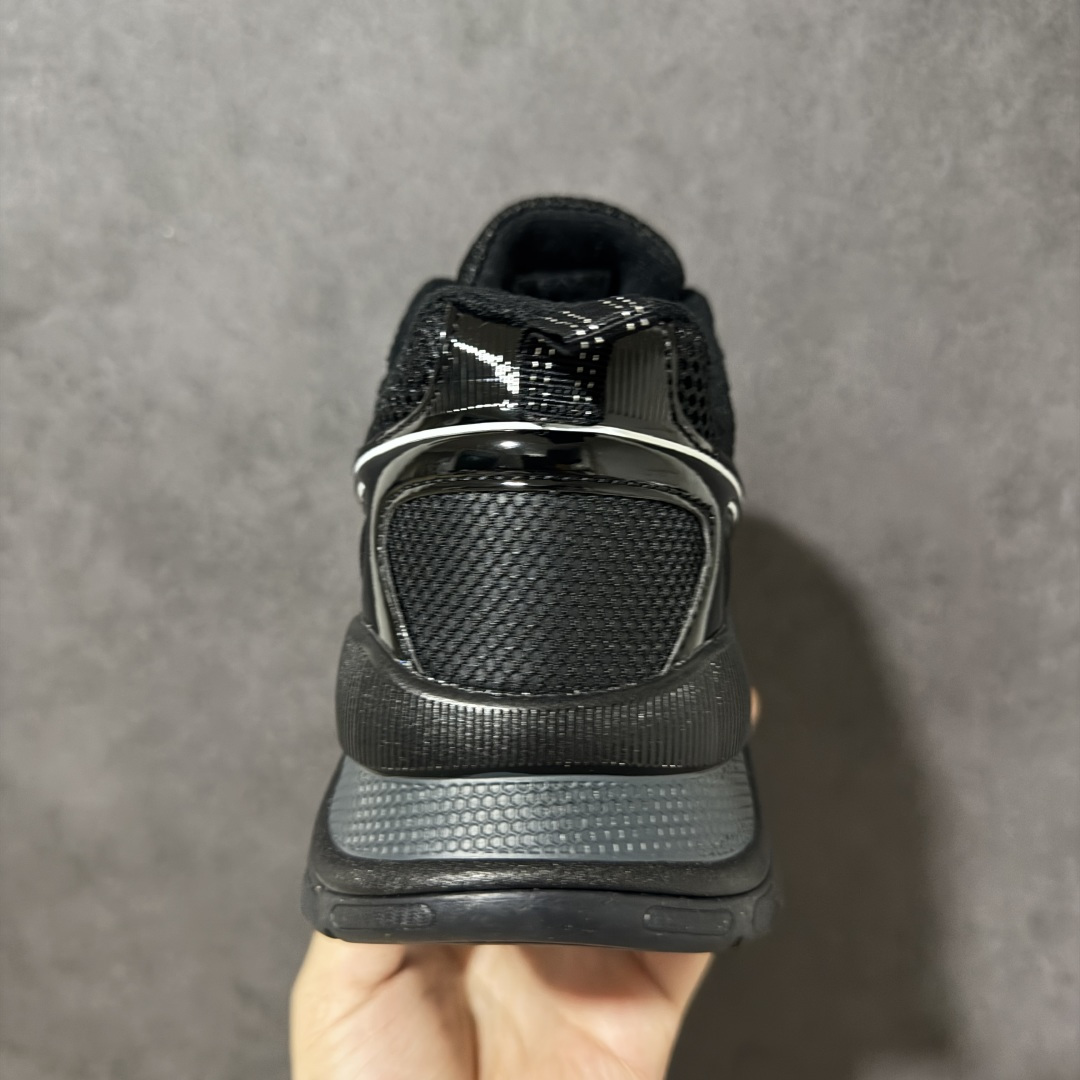 图片[4]-【公司级】Emporio Armani EA7 舒适百搭系带低帮休闲跑步鞋 承袭阿玛尼经典设计基因，以简约利落低帮廓形，融合运动机能与轻奢质感。精选透气网布、柔韧皮革拼接鞋面，兼顾轻盈透气与支撑耐用；系带贴合设计，自由调节松紧，久穿不累脚。鞋身点缀标志性撞色徽标与鹰形logo，低调彰显品牌辨识度，不张扬却自带气场。柔韧防滑大底，减震回弹，城市漫步、日常通勤、轻运动皆适配。百搭造型，牛仔裤、卫裤、休闲西装轻松驾驭，把高级感穿进每一步日常。 货号：X8X249 尺码：36-45没半码-选品中心