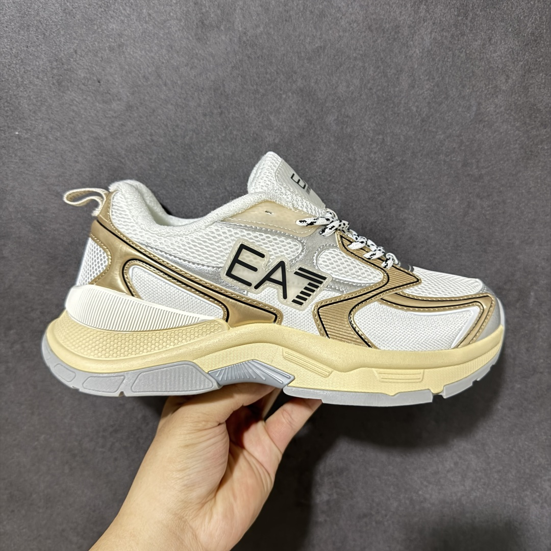 【公司级】Emporio Armani EA7 舒适百搭系带低帮休闲跑步鞋 承袭阿玛尼经典设计基因，以简约利落低帮廓形，融合运动机能与轻奢质感。精选透气网布、柔韧皮革拼接鞋面，兼顾轻盈透气与支撑耐用；系带贴合设计，自由调节松紧，久穿不累脚。鞋身点缀标志性撞色徽标与鹰形logo，低调彰显品牌辨识度，不张扬却自带气场。柔韧防滑大底，减震回弹，城市漫步、日常通勤、轻运动皆适配。百搭造型，牛仔裤、卫裤、休闲西装轻松驾驭，把高级感穿进每一步日常。 货号：X8X249 尺码：36-45没半码-选品中心