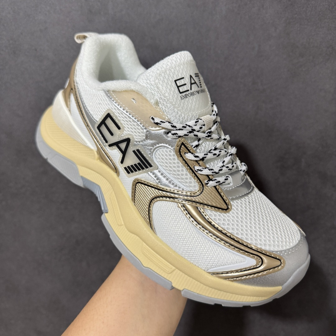 图片[3]-【公司级】Emporio Armani EA7 舒适百搭系带低帮休闲跑步鞋 承袭阿玛尼经典设计基因，以简约利落低帮廓形，融合运动机能与轻奢质感。精选透气网布、柔韧皮革拼接鞋面，兼顾轻盈透气与支撑耐用；系带贴合设计，自由调节松紧，久穿不累脚。鞋身点缀标志性撞色徽标与鹰形logo，低调彰显品牌辨识度，不张扬却自带气场。柔韧防滑大底，减震回弹，城市漫步、日常通勤、轻运动皆适配。百搭造型，牛仔裤、卫裤、休闲西装轻松驾驭，把高级感穿进每一步日常。 货号：X8X249 尺码：36-45没半码-选品中心