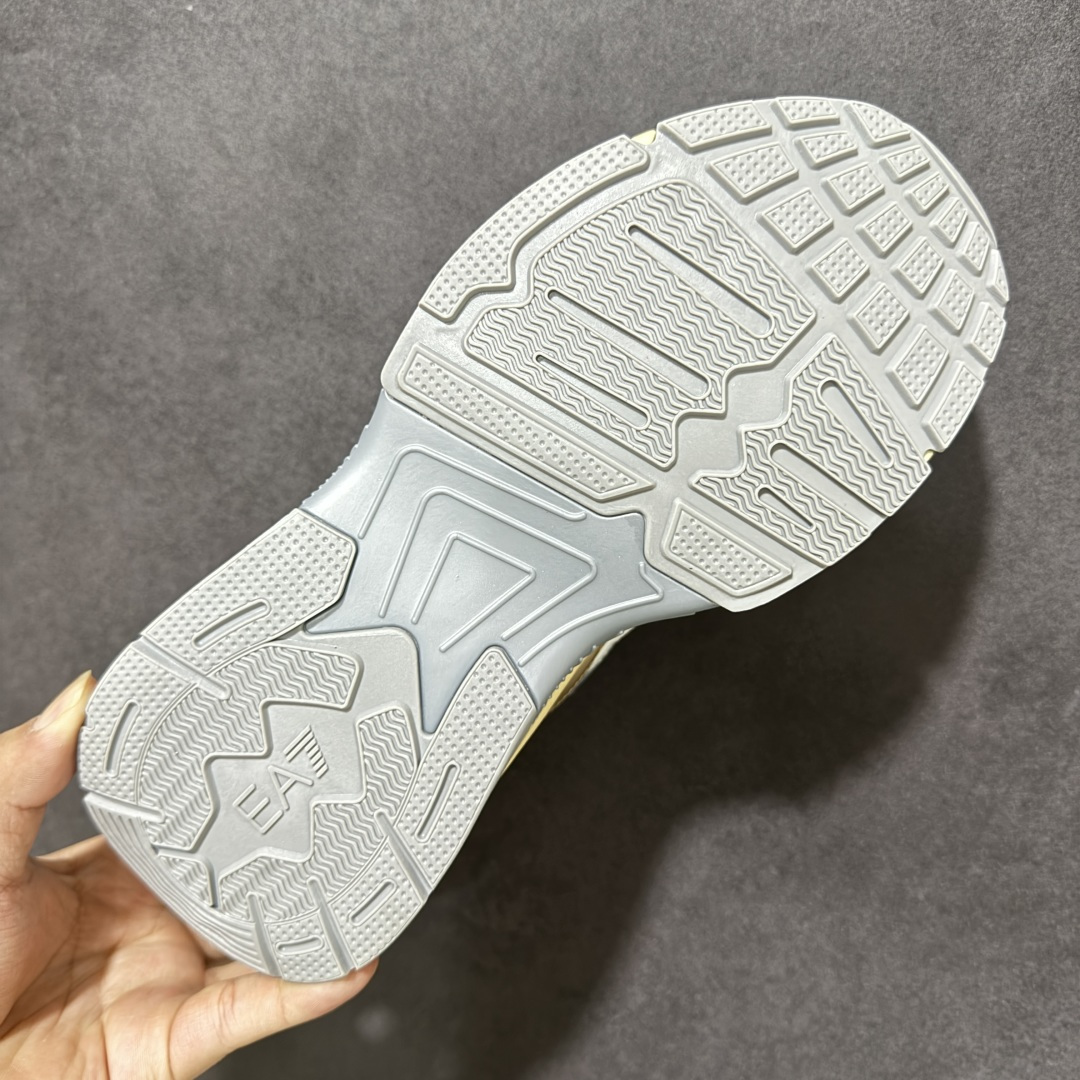 图片[9]-【公司级】Emporio Armani EA7 舒适百搭系带低帮休闲跑步鞋 承袭阿玛尼经典设计基因，以简约利落低帮廓形，融合运动机能与轻奢质感。精选透气网布、柔韧皮革拼接鞋面，兼顾轻盈透气与支撑耐用；系带贴合设计，自由调节松紧，久穿不累脚。鞋身点缀标志性撞色徽标与鹰形logo，低调彰显品牌辨识度，不张扬却自带气场。柔韧防滑大底，减震回弹，城市漫步、日常通勤、轻运动皆适配。百搭造型，牛仔裤、卫裤、休闲西装轻松驾驭，把高级感穿进每一步日常。 货号：X8X249 尺码：36-45没半码-选品中心