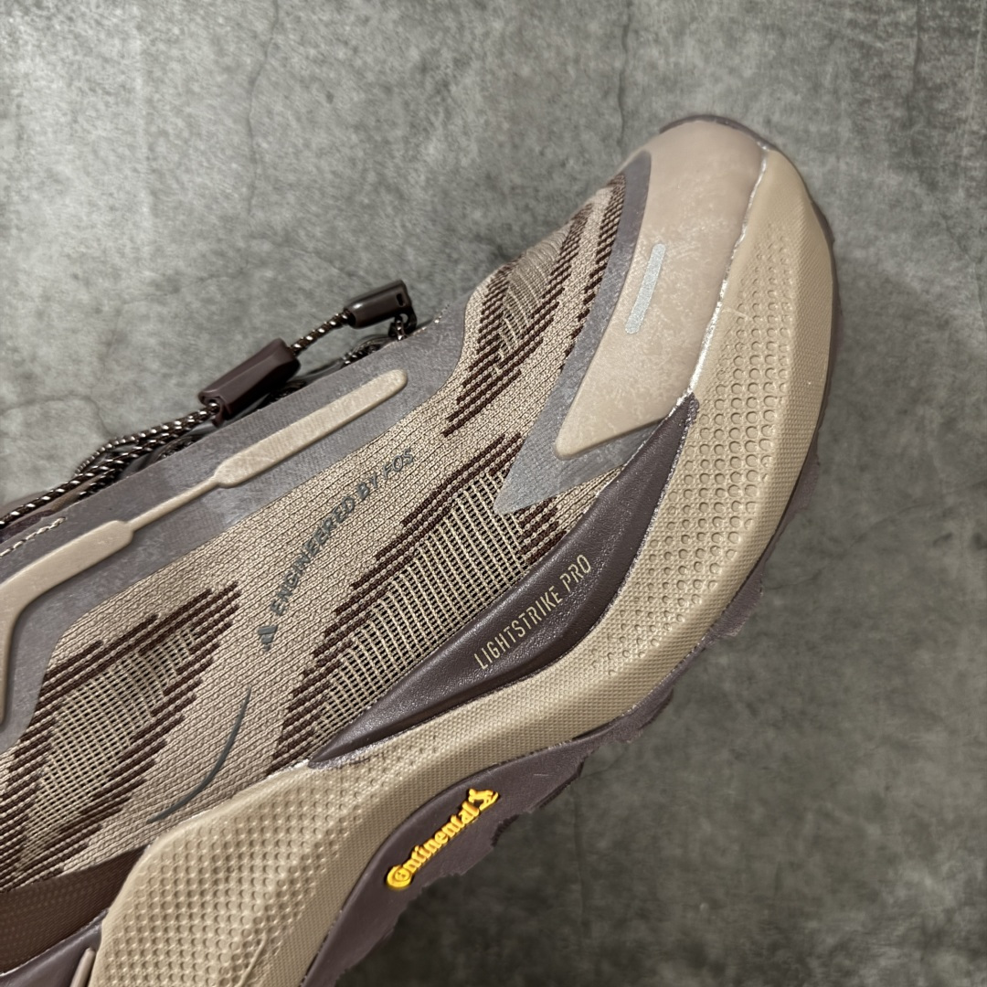 图片[6]-【公司级】adidas HOLO PEAK 舒适贴合 户外越野跑鞋 男女同款 棕色 KI1522 顶级纯原 原鞋私模1：1开发 抽绳绑带设计，黑武士款机能感拉满，Lightstrike Pro中底踩出硬核气场，暗黑美学直接封神；黑武士款通透网面+流线型设计，清爽又轻盈，穿搭脚感全拿捏；大地咖款复古氛围感拉满，马牌大底防滑耐磨，抓地力超稳，软弹中底适合长时间步行越野不累脚，超高颜值 百搭各种风格！ 尺码：36-45含半码-选品中心