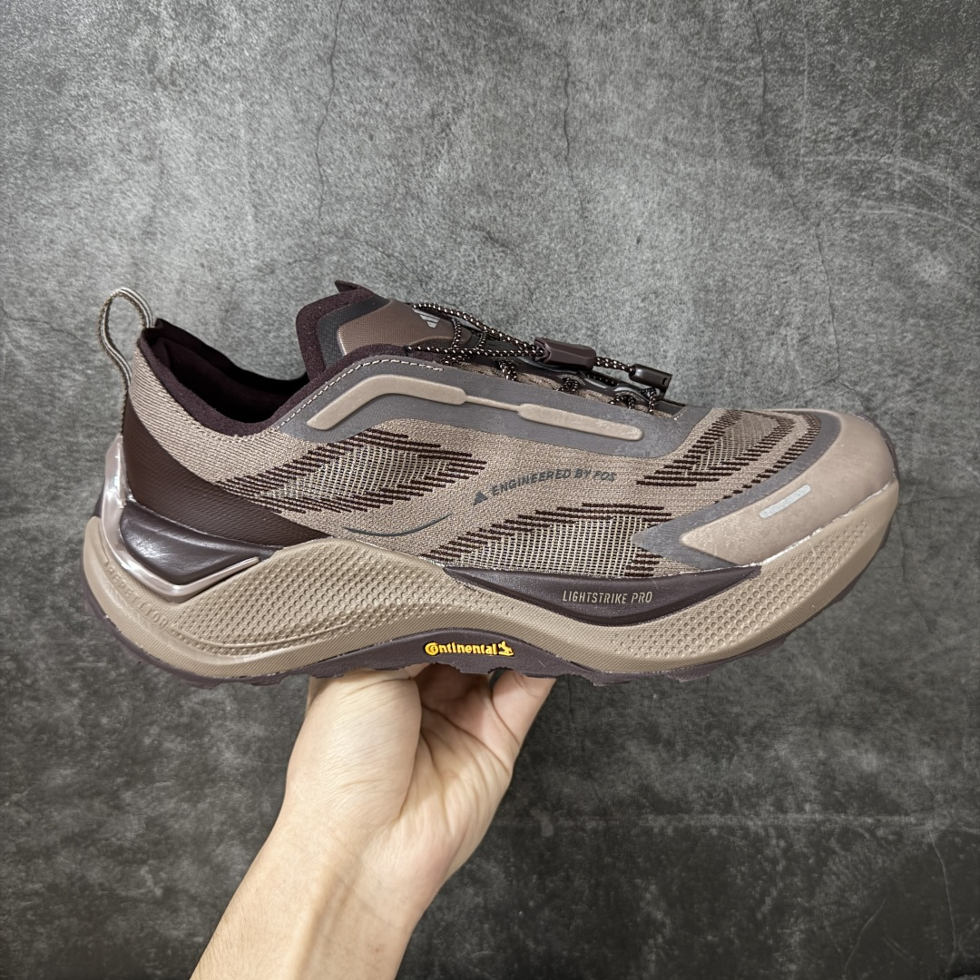【公司级】adidas HOLO PEAK 舒适贴合 户外越野跑鞋 男女同款 棕色 KI1522 顶级纯原 原鞋私模1:1开发 抽绳绑带设计,黑武士款机能感拉满,Lightstrike Pro中底踩出硬核气场,暗黑美学直接封神;黑武士款通透网面+流线型设计,清爽又轻盈,穿搭脚感全拿捏;大地咖款复古氛围感拉满,马牌大底防滑耐磨,抓地力超稳,软弹中底适合长时间步行越野不累脚,超高颜值 百搭各种风格! 尺码:36-45含半码-选品中心
