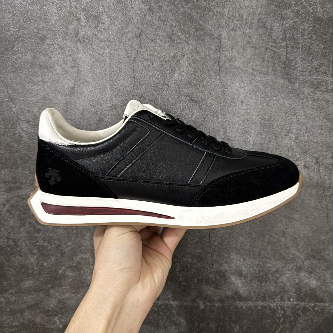 【莞产全头层】迪桑特DESCENTE Chron Velo TRAINER 运动简约 低帮 生活休闲鞋 莞产版 全头层皮料 DESCENTE（迪桑特）创立于1935年，品牌名取自法语词汇，意为“滑降”。品牌箭头标识代表滑雪的三种技术“高速直线滑行”、“穿越”和“侧滑”，也寓意品牌在打造高端专业运动产品中不断追求完美的创新精神，致力于成为中国高端专业滑雪、综训、女子、铁人三项、高尔夫的第一品牌。 尺码：39-44-选品中心