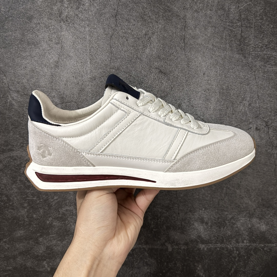 【莞产全头层】迪桑特DESCENTE Chron Velo TRAINER 运动简约 低帮 生活休闲鞋 莞产版 全头层皮料 DESCENTE（迪桑特）创立于1935年，品牌名取自法语词汇，意为“滑降”。品牌箭头标识代表滑雪的三种技术“高速直线滑行”、“穿越”和“侧滑”，也寓意品牌在打造高端专业运动产品中不断追求完美的创新精神，致力于成为中国高端专业滑雪、综训、女子、铁人三项、高尔夫的第一品牌。 尺码：39-44-选品中心