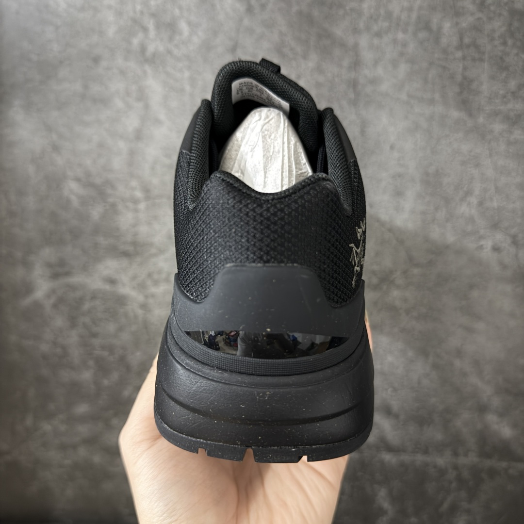 图片[4]-【公司级】Arcteryx始祖鸟 NORVAN KOPEC GTX 覆盖防水 低帮户外登山徒步鞋，特有的独立衬垫 穿着更合脚 带有Gore-Tex防水内衬 提供透气性和防风雨性能 同时内靴带有橡胶平底 与外靴分离后可单独作为营地鞋使用 鞋面为无缝层压拼接的4层结构 兼顾耐久和轻量 并提供足够的透气性 中底使用轻量的EVA泡沫制成 轻量柔软具有弹性 并吸收脚部作用力 Bora系列的Vibram大底通过不同模块的组合 使其具备了较好的支撑性和抓地力 在脚跟部位特别设计了Y型突起结构 稳定脚部动作 提升制动功能 适合徒步 登山等户外活动。 尺码： 36～45-选品中心