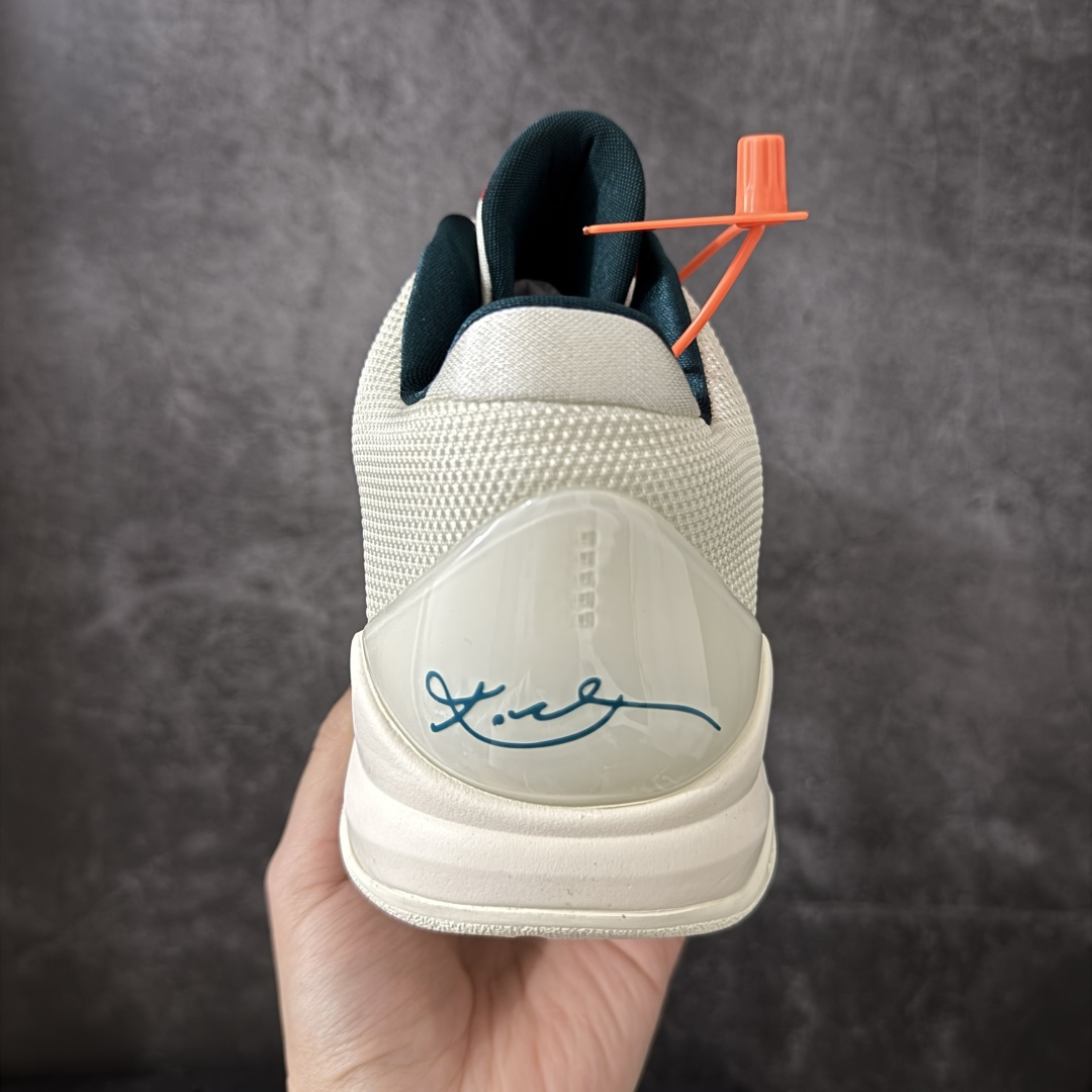 图片[4]-【Star版本】Nike Zoom Kobe 5 Caitlin Clark Protro PE 科比5 克拉克 白蓝 IZ1852-100 完美复刻公司货 前掌超大Zoom Turbo气垫 后掌EVA缓震 真正的原汁原味 还原ZP脚感 全身鞋材卡料色独家定制 唯一正确喷漆工艺Swoosh 正确凹凸蛇鳞工艺 正确鞋面渐变效果 内全置真动飞态线 独立原厂模具 最大尺码达到48.5码 首批不拼图大几率过验 亲测已过 支持各种高强度实战 无需担心 上脚价 补货周期极长 脚宽建议买大半码 科比系列前掌偏窄 不影响二次销售 支持七天无理由退换 尺码：40 40.5 41 42 42.5 43 44 44.5 45 45.5 46 47.5 48.5-选品中心