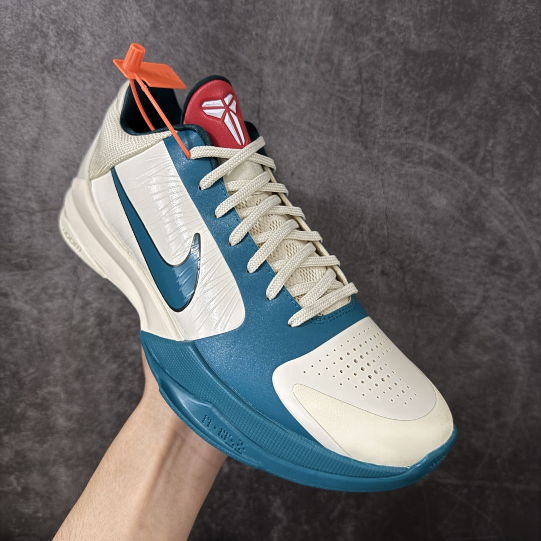 图片[3]-【Star版本】Nike Zoom Kobe 5 Caitlin Clark Protro PE 科比5 克拉克 白蓝 IZ1852-100 完美复刻公司货 前掌超大Zoom Turbo气垫 后掌EVA缓震 真正的原汁原味 还原ZP脚感 全身鞋材卡料色独家定制 唯一正确喷漆工艺Swoosh 正确凹凸蛇鳞工艺 正确鞋面渐变效果 内全置真动飞态线 独立原厂模具 最大尺码达到48.5码 首批不拼图大几率过验 亲测已过 支持各种高强度实战 无需担心 上脚价 补货周期极长 脚宽建议买大半码 科比系列前掌偏窄 不影响二次销售 支持七天无理由退换 尺码：40 40.5 41 42 42.5 43 44 44.5 45 45.5 46 47.5 48.5-选品中心