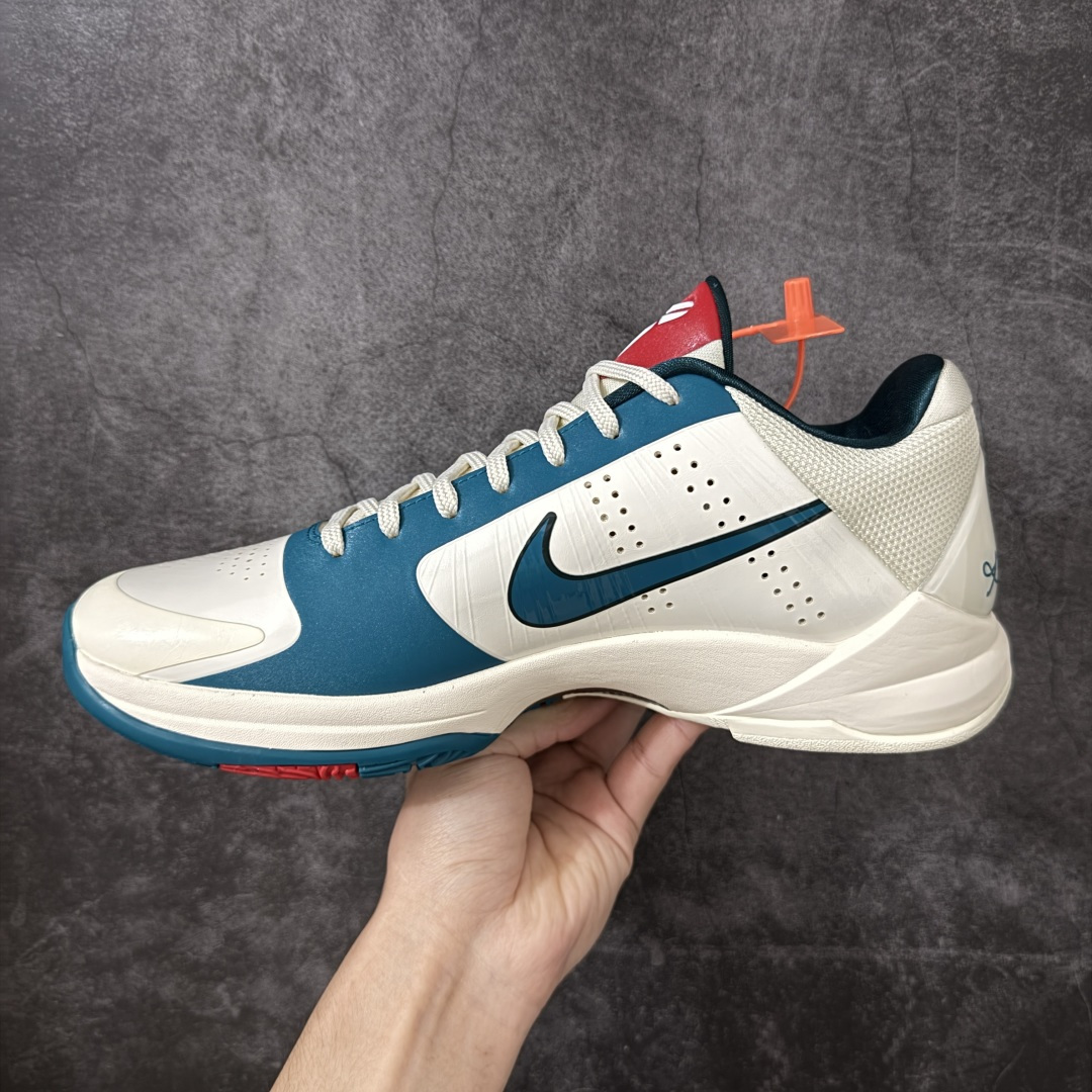 图片[2]-【Star版本】Nike Zoom Kobe 5 Caitlin Clark Protro PE 科比5 克拉克 白蓝 IZ1852-100 完美复刻公司货 前掌超大Zoom Turbo气垫 后掌EVA缓震 真正的原汁原味 还原ZP脚感 全身鞋材卡料色独家定制 唯一正确喷漆工艺Swoosh 正确凹凸蛇鳞工艺 正确鞋面渐变效果 内全置真动飞态线 独立原厂模具 最大尺码达到48.5码 首批不拼图大几率过验 亲测已过 支持各种高强度实战 无需担心 上脚价 补货周期极长 脚宽建议买大半码 科比系列前掌偏窄 不影响二次销售 支持七天无理由退换 尺码：40 40.5 41 42 42.5 43 44 44.5 45 45.5 46 47.5 48.5-选品中心