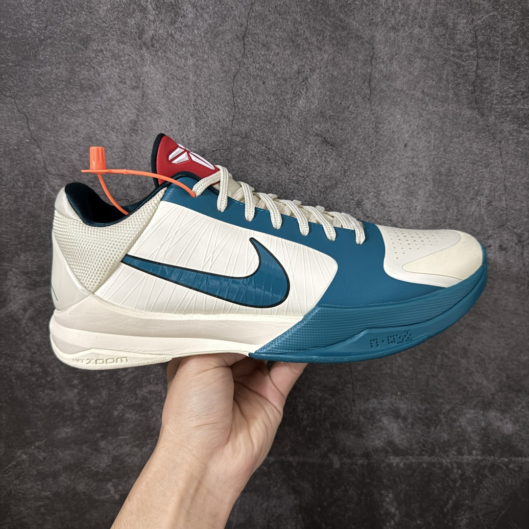 【Star版本】Nike Zoom Kobe 5 Caitlin Clark Protro PE 科比5 克拉克 白蓝 IZ1852-100 完美复刻公司货 前掌超大Zoom Turbo气垫 后掌EVA缓震 真正的原汁原味 还原ZP脚感 全身鞋材卡料色独家定制 唯一正确喷漆工艺Swoosh 正确凹凸蛇鳞工艺 正确鞋面渐变效果 内全置真动飞态线 独立原厂模具 最大尺码达到48.5码 首批不拼图大几率过验 亲测已过 支持各种高强度实战 无需担心 上脚价 补货周期极长 脚宽建议买大半码 科比系列前掌偏窄 不影响二次销售 支持七天无理由退换 尺码:40 40.5 41 42 42.5 43 44 44.5 45 45.5 46 47.5 48.5-选品中心