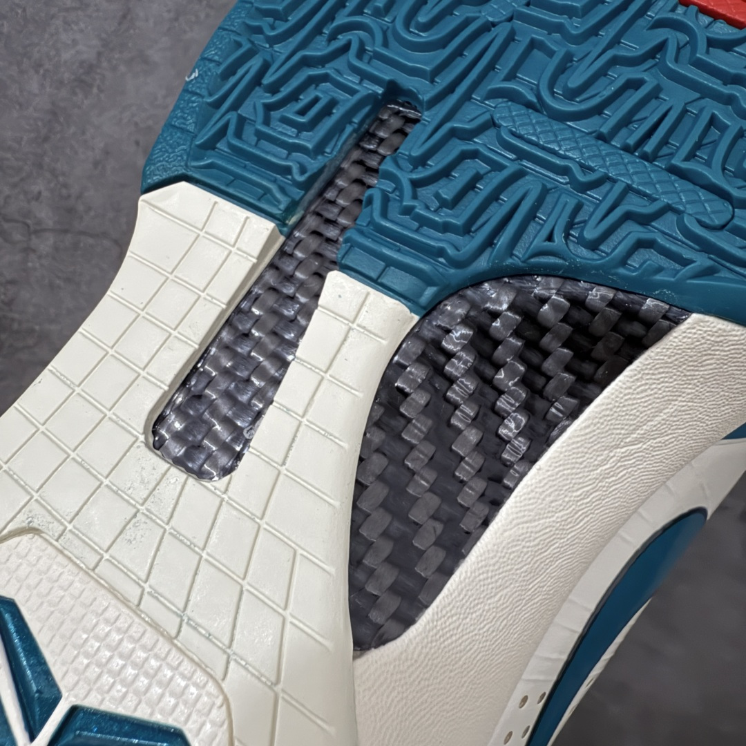图片[11]-【Star版本】Nike Zoom Kobe 5 Caitlin Clark Protro PE 科比5 克拉克 白蓝 IZ1852-100 完美复刻公司货 前掌超大Zoom Turbo气垫 后掌EVA缓震 真正的原汁原味 还原ZP脚感 全身鞋材卡料色独家定制 唯一正确喷漆工艺Swoosh 正确凹凸蛇鳞工艺 正确鞋面渐变效果 内全置真动飞态线 独立原厂模具 最大尺码达到48.5码 首批不拼图大几率过验 亲测已过 支持各种高强度实战 无需担心 上脚价 补货周期极长 脚宽建议买大半码 科比系列前掌偏窄 不影响二次销售 支持七天无理由退换 尺码：40 40.5 41 42 42.5 43 44 44.5 45 45.5 46 47.5 48.5-选品中心