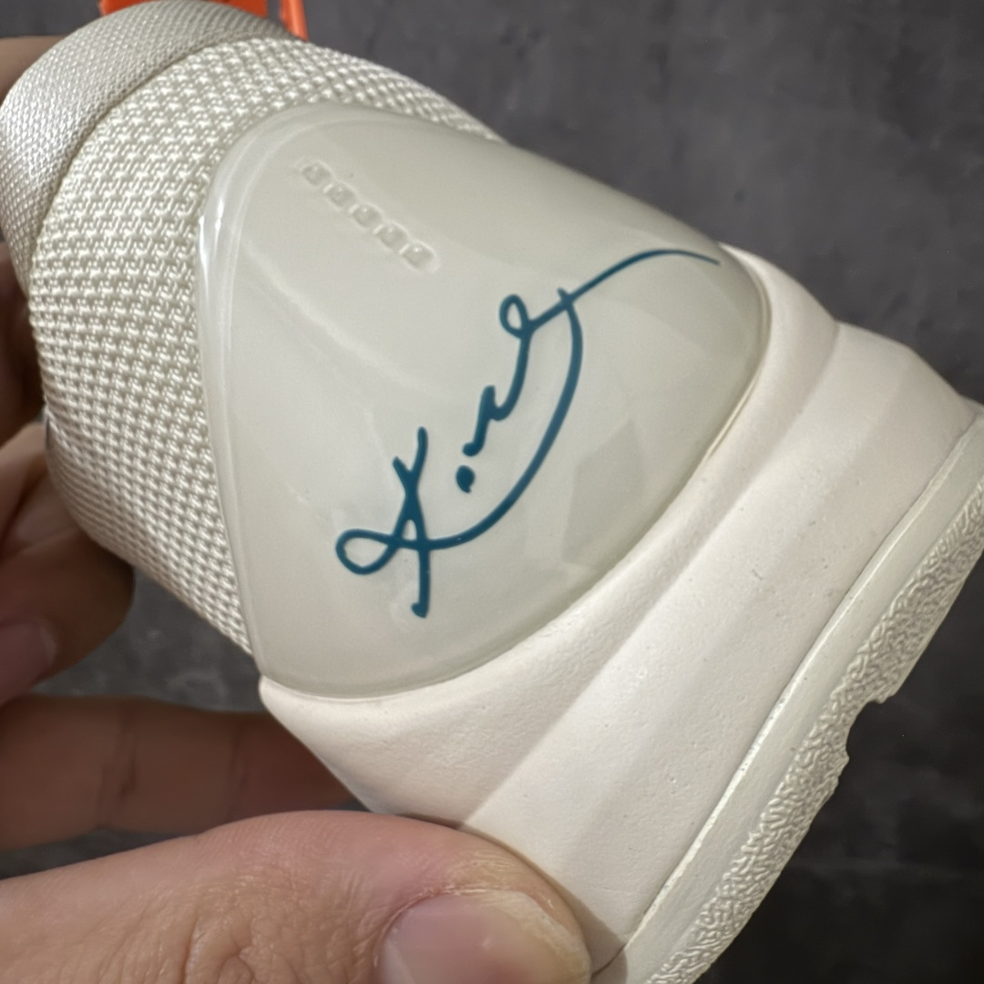 图片[2]-【Star版本】Nike Zoom Kobe 5 Caitlin Clark Protro PE 科比5 克拉克 白蓝 IZ1852-100 完美复刻公司货 前掌超大Zoom Turbo气垫 后掌EVA缓震 真正的原汁原味 还原ZP脚感 全身鞋材卡料色独家定制 唯一正确喷漆工艺Swoosh 正确凹凸蛇鳞工艺 正确鞋面渐变效果 内全置真动飞态线 独立原厂模具 最大尺码达到48.5码 首批不拼图大几率过验 亲测已过 支持各种高强度实战 无需担心 上脚价 补货周期极长 脚宽建议买大半码 科比系列前掌偏窄 不影响二次销售 支持七天无理由退换 尺码：40 40.5 41 42 42.5 43 44 44.5 45 45.5 46 47.5 48.5-选品中心