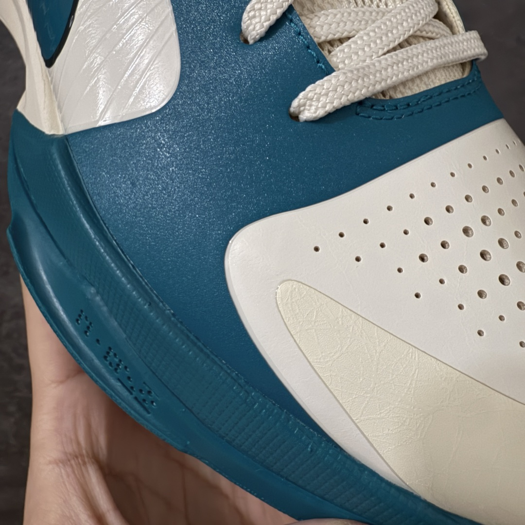 图片[5]-【Star版本】Nike Zoom Kobe 5 Caitlin Clark Protro PE 科比5 克拉克 白蓝 IZ1852-100 完美复刻公司货 前掌超大Zoom Turbo气垫 后掌EVA缓震 真正的原汁原味 还原ZP脚感 全身鞋材卡料色独家定制 唯一正确喷漆工艺Swoosh 正确凹凸蛇鳞工艺 正确鞋面渐变效果 内全置真动飞态线 独立原厂模具 最大尺码达到48.5码 首批不拼图大几率过验 亲测已过 支持各种高强度实战 无需担心 上脚价 补货周期极长 脚宽建议买大半码 科比系列前掌偏窄 不影响二次销售 支持七天无理由退换 尺码：40 40.5 41 42 42.5 43 44 44.5 45 45.5 46 47.5 48.5-选品中心