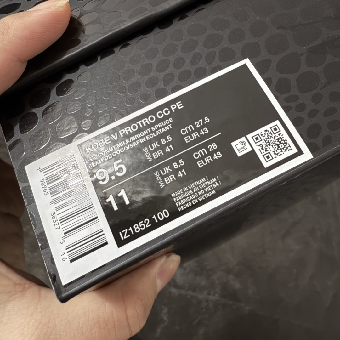 图片[12]-【Star版本】Nike Zoom Kobe 5 Caitlin Clark Protro PE 科比5 克拉克 白蓝 IZ1852-100 完美复刻公司货 前掌超大Zoom Turbo气垫 后掌EVA缓震 真正的原汁原味 还原ZP脚感 全身鞋材卡料色独家定制 唯一正确喷漆工艺Swoosh 正确凹凸蛇鳞工艺 正确鞋面渐变效果 内全置真动飞态线 独立原厂模具 最大尺码达到48.5码 首批不拼图大几率过验 亲测已过 支持各种高强度实战 无需担心 上脚价 补货周期极长 脚宽建议买大半码 科比系列前掌偏窄 不影响二次销售 支持七天无理由退换 尺码：40 40.5 41 42 42.5 43 44 44.5 45 45.5 46 47.5 48.5-选品中心