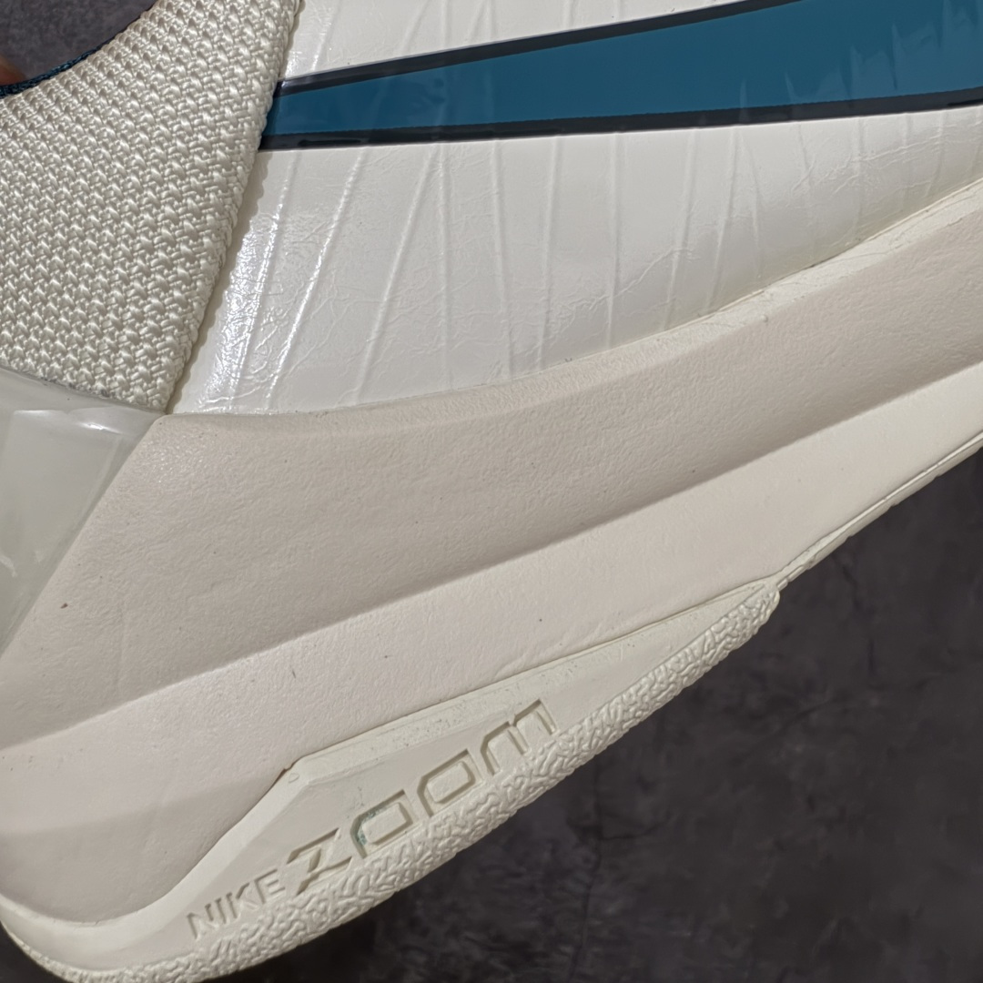 图片[3]-【Star版本】Nike Zoom Kobe 5 Caitlin Clark Protro PE 科比5 克拉克 白蓝 IZ1852-100 完美复刻公司货 前掌超大Zoom Turbo气垫 后掌EVA缓震 真正的原汁原味 还原ZP脚感 全身鞋材卡料色独家定制 唯一正确喷漆工艺Swoosh 正确凹凸蛇鳞工艺 正确鞋面渐变效果 内全置真动飞态线 独立原厂模具 最大尺码达到48.5码 首批不拼图大几率过验 亲测已过 支持各种高强度实战 无需担心 上脚价 补货周期极长 脚宽建议买大半码 科比系列前掌偏窄 不影响二次销售 支持七天无理由退换 尺码：40 40.5 41 42 42.5 43 44 44.5 45 45.5 46 47.5 48.5-选品中心