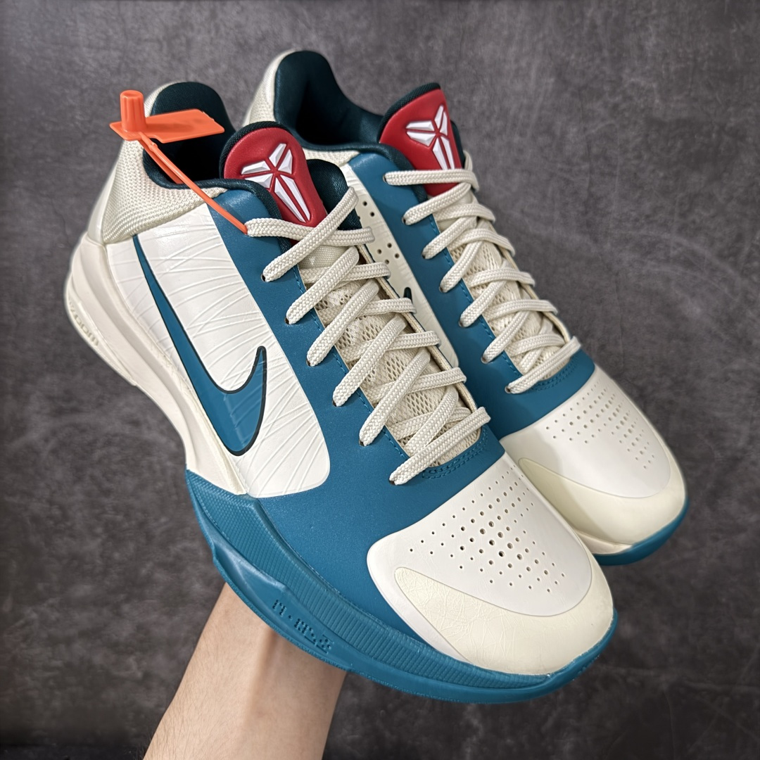 【Star版本】Nike Zoom Kobe 5 Caitlin Clark Protro PE 科比5 克拉克 白蓝 IZ1852-100 完美复刻公司货 前掌超大Zoom Turbo气垫 后掌EVA缓震 真正的原汁原味 还原ZP脚感 全身鞋材卡料色独家定制 唯一正确喷漆工艺Swoosh 正确凹凸蛇鳞工艺 正确鞋面渐变效果 内全置真动飞态线 独立原厂模具 最大尺码达到48.5码 首批不拼图大几率过验 亲测已过 支持各种高强度实战 无需担心 上脚价 补货周期极长 脚宽建议买大半码 科比系列前掌偏窄 不影响二次销售 支持七天无理由退换 尺码:40 40.5 41 42 42.5 43 44 44.5 45 45.5 46 47.5 48.5-选品中心