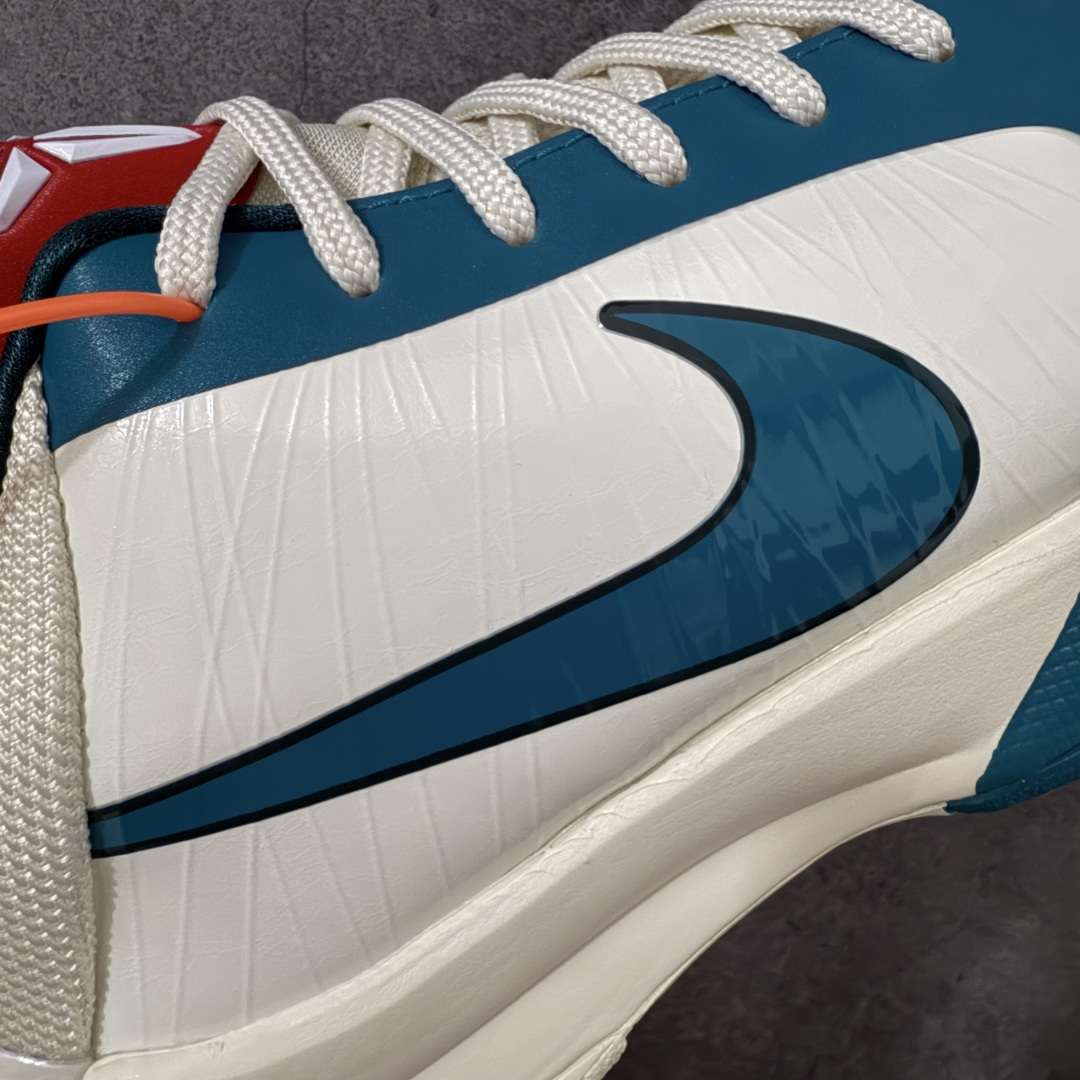 图片[4]-【Star版本】Nike Zoom Kobe 5 Caitlin Clark Protro PE 科比5 克拉克 白蓝 IZ1852-100 完美复刻公司货 前掌超大Zoom Turbo气垫 后掌EVA缓震 真正的原汁原味 还原ZP脚感 全身鞋材卡料色独家定制 唯一正确喷漆工艺Swoosh 正确凹凸蛇鳞工艺 正确鞋面渐变效果 内全置真动飞态线 独立原厂模具 最大尺码达到48.5码 首批不拼图大几率过验 亲测已过 支持各种高强度实战 无需担心 上脚价 补货周期极长 脚宽建议买大半码 科比系列前掌偏窄 不影响二次销售 支持七天无理由退换 尺码：40 40.5 41 42 42.5 43 44 44.5 45 45.5 46 47.5 48.5-选品中心