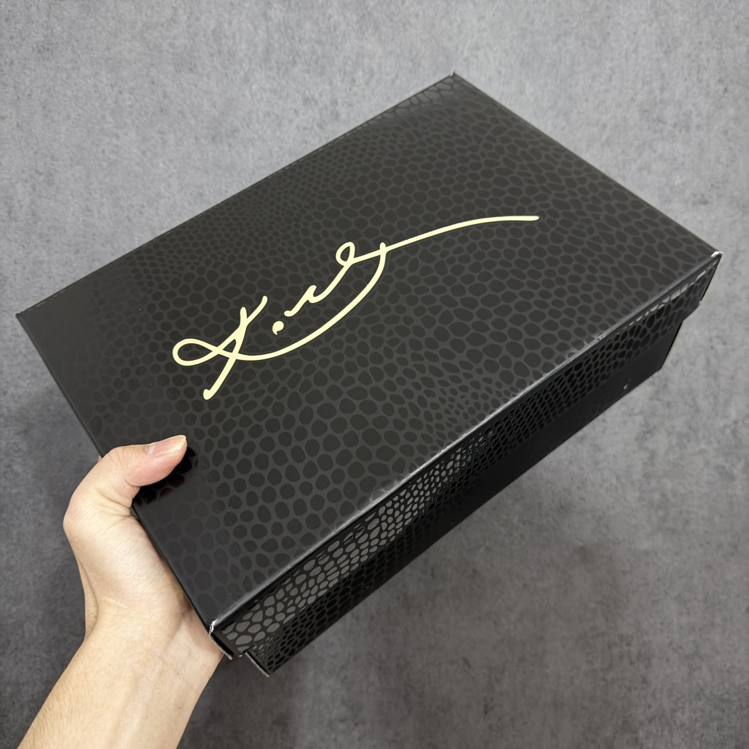 图片[13]-【Star版本】Nike Zoom Kobe 5 Caitlin Clark Protro PE 科比5 克拉克 白蓝 IZ1852-100 完美复刻公司货 前掌超大Zoom Turbo气垫 后掌EVA缓震 真正的原汁原味 还原ZP脚感 全身鞋材卡料色独家定制 唯一正确喷漆工艺Swoosh 正确凹凸蛇鳞工艺 正确鞋面渐变效果 内全置真动飞态线 独立原厂模具 最大尺码达到48.5码 首批不拼图大几率过验 亲测已过 支持各种高强度实战 无需担心 上脚价 补货周期极长 脚宽建议买大半码 科比系列前掌偏窄 不影响二次销售 支持七天无理由退换 尺码：40 40.5 41 42 42.5 43 44 44.5 45 45.5 46 47.5 48.5-选品中心