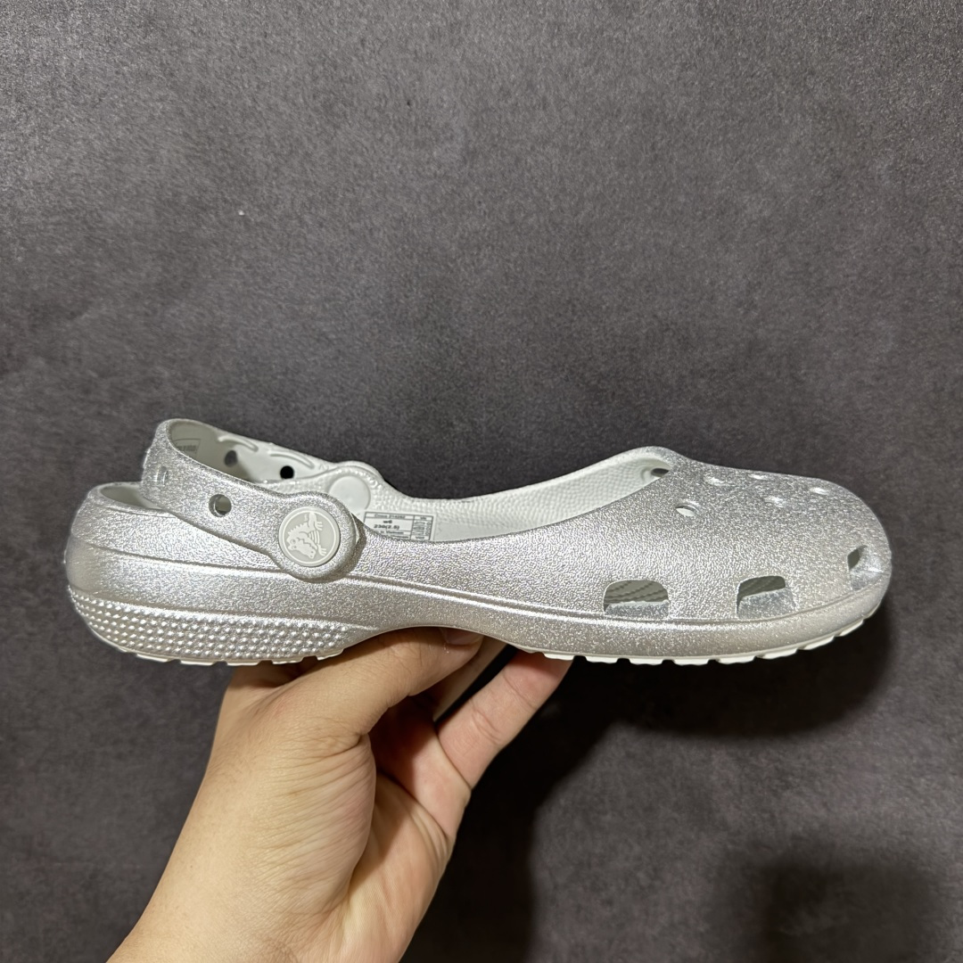 【纯原H版】Crocs 卡骆驰 芭蕾舞系列 低帮 舒适百搭经典透气凉鞋拖鞋平底鞋洞洞鞋 时尚撞色设计,充满活力的全新系列,同时拥有复古条纹与经典Logo标志;可调节后跟带,前面变成惬意舒适的凉拖,后面行走跑跳更加稳妥;秉承核心的塑模鞋履工艺,推出了适宜四季的丰富休闲鞋品,所有Crocs鞋款均采用Croslitehb材料制造,这项技术令每一双鞋都具有柔软、舒适、轻便、无痕的出色品质,而这也是每个Crocs拥有者所了解和钟爱的。 货号:214282-040 尺码:35-40 M3-M7 M3=35-36 M4=36-37 M5=37-38 M6=38-39 M7=39-40-选品中心