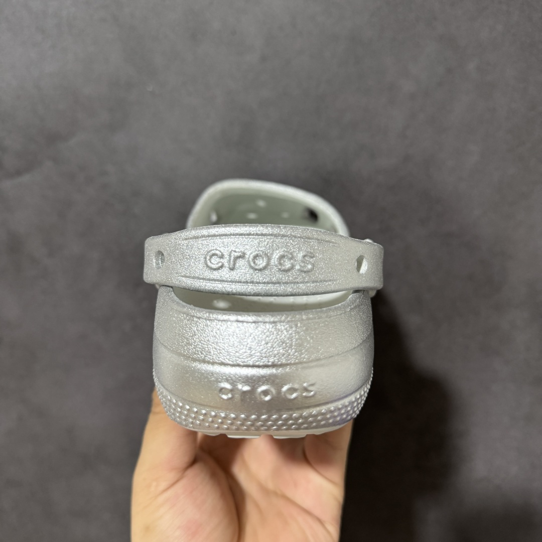 图片[4]-【纯原H版】Crocs 卡骆驰 芭蕾舞系列 低帮 舒适百搭经典透气凉鞋拖鞋平底鞋洞洞鞋 时尚撞色设计，充满活力的全新系列，同时拥有复古条纹与经典Logo标志；可调节后跟带，前面变成惬意舒适的凉拖，后面行走跑跳更加稳妥；秉承核心的塑模鞋履工艺，推出了适宜四季的丰富休闲鞋品，所有Crocs鞋款均采用Croslitehb材料制造，这项技术令每一双鞋都具有柔软、舒适、轻便、无痕的出色品质，而这也是每个Crocs拥有者所了解和钟爱的。 货号：214282-040 尺码：35-40 M3-M7 M3=35-36 M4=36-37 M5=37-38 M6=38-39 M7=39-40-选品中心