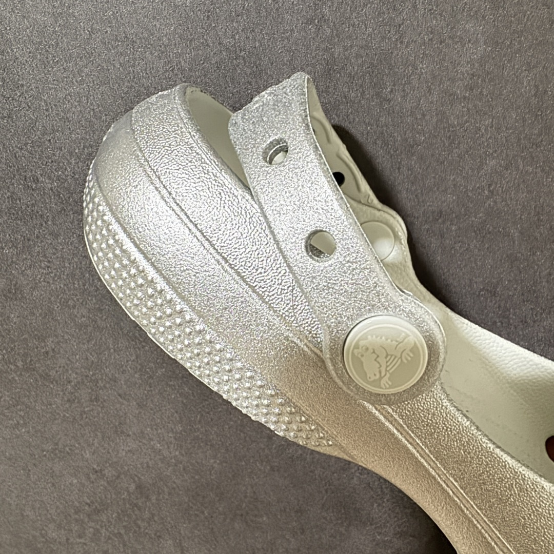 图片[7]-【纯原H版】Crocs 卡骆驰 芭蕾舞系列 低帮 舒适百搭经典透气凉鞋拖鞋平底鞋洞洞鞋 时尚撞色设计，充满活力的全新系列，同时拥有复古条纹与经典Logo标志；可调节后跟带，前面变成惬意舒适的凉拖，后面行走跑跳更加稳妥；秉承核心的塑模鞋履工艺，推出了适宜四季的丰富休闲鞋品，所有Crocs鞋款均采用Croslitehb材料制造，这项技术令每一双鞋都具有柔软、舒适、轻便、无痕的出色品质，而这也是每个Crocs拥有者所了解和钟爱的。 货号：214282-040 尺码：35-40 M3-M7 M3=35-36 M4=36-37 M5=37-38 M6=38-39 M7=39-40-选品中心