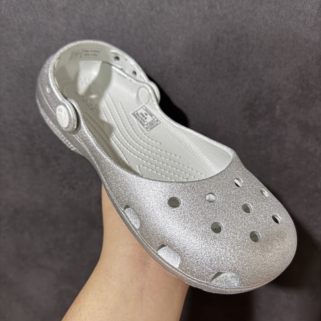 图片[3]-【纯原H版】Crocs 卡骆驰 芭蕾舞系列 低帮 舒适百搭经典透气凉鞋拖鞋平底鞋洞洞鞋 时尚撞色设计，充满活力的全新系列，同时拥有复古条纹与经典Logo标志；可调节后跟带，前面变成惬意舒适的凉拖，后面行走跑跳更加稳妥；秉承核心的塑模鞋履工艺，推出了适宜四季的丰富休闲鞋品，所有Crocs鞋款均采用Croslitehb材料制造，这项技术令每一双鞋都具有柔软、舒适、轻便、无痕的出色品质，而这也是每个Crocs拥有者所了解和钟爱的。 货号：214282-040 尺码：35-40 M3-M7 M3=35-36 M4=36-37 M5=37-38 M6=38-39 M7=39-40-选品中心