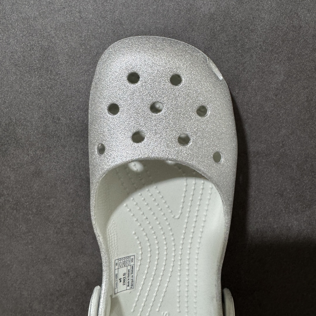 图片[5]-【纯原H版】Crocs 卡骆驰 芭蕾舞系列 低帮 舒适百搭经典透气凉鞋拖鞋平底鞋洞洞鞋 时尚撞色设计，充满活力的全新系列，同时拥有复古条纹与经典Logo标志；可调节后跟带，前面变成惬意舒适的凉拖，后面行走跑跳更加稳妥；秉承核心的塑模鞋履工艺，推出了适宜四季的丰富休闲鞋品，所有Crocs鞋款均采用Croslitehb材料制造，这项技术令每一双鞋都具有柔软、舒适、轻便、无痕的出色品质，而这也是每个Crocs拥有者所了解和钟爱的。 货号：214282-040 尺码：35-40 M3-M7 M3=35-36 M4=36-37 M5=37-38 M6=38-39 M7=39-40-选品中心
