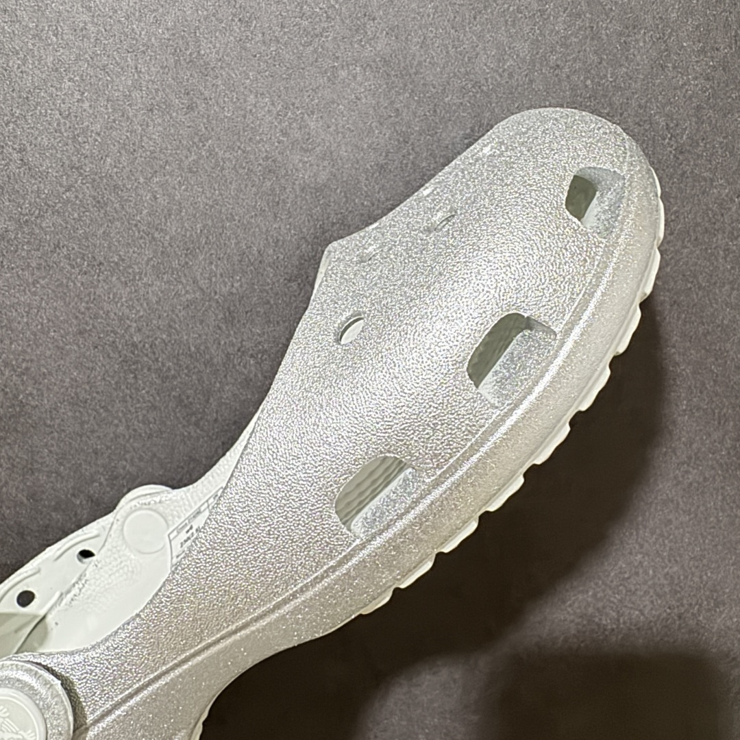 图片[8]-【纯原H版】Crocs 卡骆驰 芭蕾舞系列 低帮 舒适百搭经典透气凉鞋拖鞋平底鞋洞洞鞋 时尚撞色设计，充满活力的全新系列，同时拥有复古条纹与经典Logo标志；可调节后跟带，前面变成惬意舒适的凉拖，后面行走跑跳更加稳妥；秉承核心的塑模鞋履工艺，推出了适宜四季的丰富休闲鞋品，所有Crocs鞋款均采用Croslitehb材料制造，这项技术令每一双鞋都具有柔软、舒适、轻便、无痕的出色品质，而这也是每个Crocs拥有者所了解和钟爱的。 货号：214282-040 尺码：35-40 M3-M7 M3=35-36 M4=36-37 M5=37-38 M6=38-39 M7=39-40-选品中心