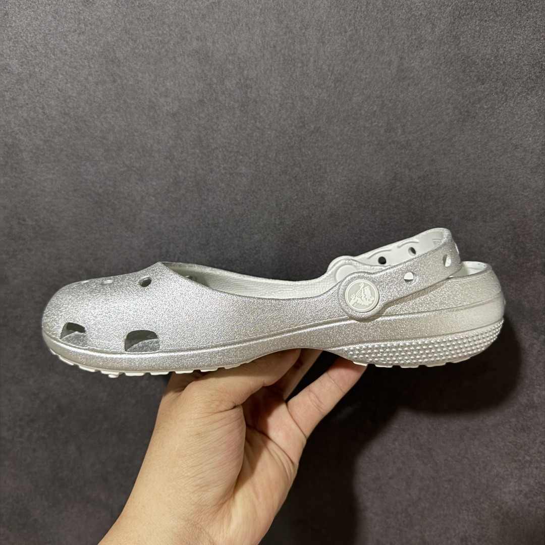 图片[2]-【纯原H版】Crocs 卡骆驰 芭蕾舞系列 低帮 舒适百搭经典透气凉鞋拖鞋平底鞋洞洞鞋 时尚撞色设计，充满活力的全新系列，同时拥有复古条纹与经典Logo标志；可调节后跟带，前面变成惬意舒适的凉拖，后面行走跑跳更加稳妥；秉承核心的塑模鞋履工艺，推出了适宜四季的丰富休闲鞋品，所有Crocs鞋款均采用Croslitehb材料制造，这项技术令每一双鞋都具有柔软、舒适、轻便、无痕的出色品质，而这也是每个Crocs拥有者所了解和钟爱的。 货号：214282-040 尺码：35-40 M3-M7 M3=35-36 M4=36-37 M5=37-38 M6=38-39 M7=39-40-选品中心