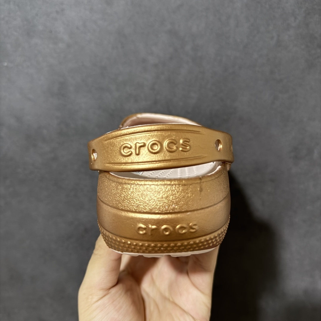 图片[4]-【纯原H版】Crocs 卡骆驰 芭蕾舞系列 低帮 舒适百搭经典透气凉鞋拖鞋平底鞋洞洞鞋 时尚撞色设计，充满活力的全新系列，同时拥有复古条纹与经典Logo标志；可调节后跟带，前面变成惬意舒适的凉拖，后面行走跑跳更加稳妥；秉承核心的塑模鞋履工艺，推出了适宜四季的丰富休闲鞋品，所有Crocs鞋款均采用Croslitehb材料制造，这项技术令每一双鞋都具有柔软、舒适、轻便、无痕的出色品质，而这也是每个Crocs拥有者所了解和钟爱的。 货号：214282-040 尺码：35-40 M3-M7 M3=35-36 M4=36-37 M5=37-38 M6=38-39 M7=39-40-选品中心