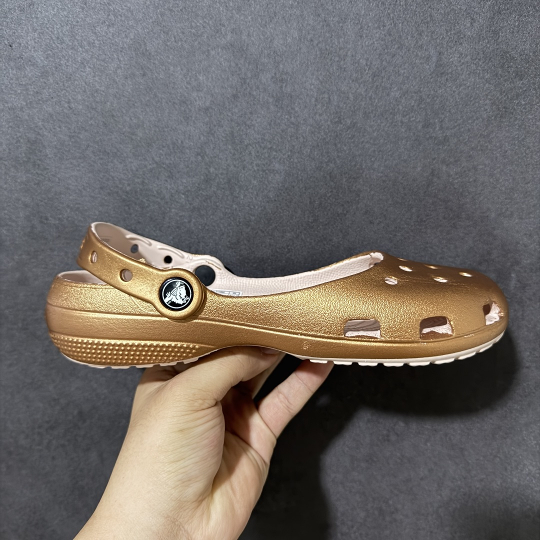 【纯原H版】Crocs 卡骆驰 芭蕾舞系列 低帮 舒适百搭经典透气凉鞋拖鞋平底鞋洞洞鞋 时尚撞色设计,充满活力的全新系列,同时拥有复古条纹与经典Logo标志;可调节后跟带,前面变成惬意舒适的凉拖,后面行走跑跳更加稳妥;秉承核心的塑模鞋履工艺,推出了适宜四季的丰富休闲鞋品,所有Crocs鞋款均采用Croslitehb材料制造,这项技术令每一双鞋都具有柔软、舒适、轻便、无痕的出色品质,而这也是每个Crocs拥有者所了解和钟爱的。 货号:214282-040 尺码:35-40 M3-M7 M3=35-36 M4=36-37 M5=37-38 M6=38-39 M7=39-40-选品中心